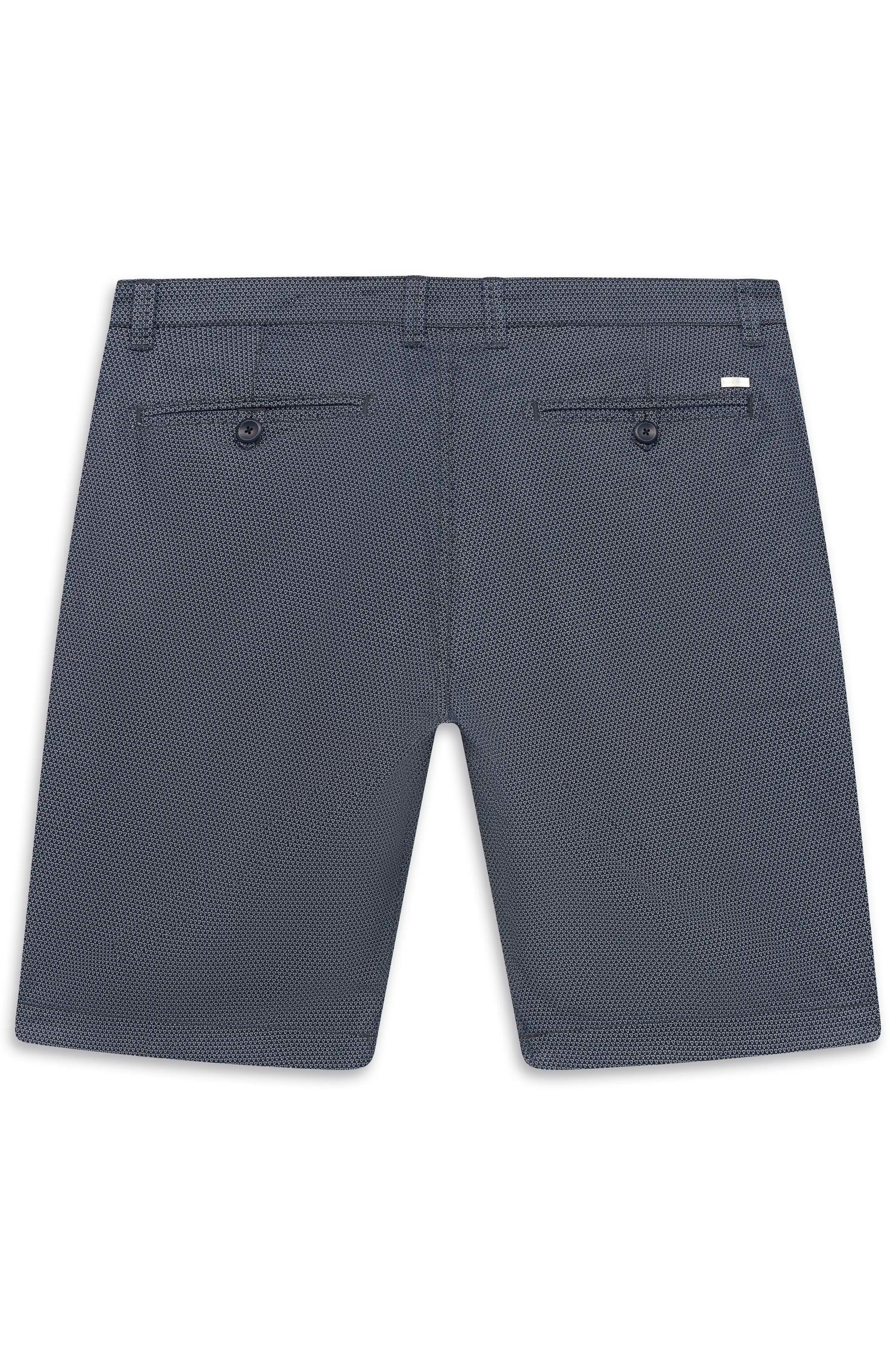 Bugatti Shorts in Dunkelblau mit dezentem Muster, Büstenbild, hochwertig und stilvoll.