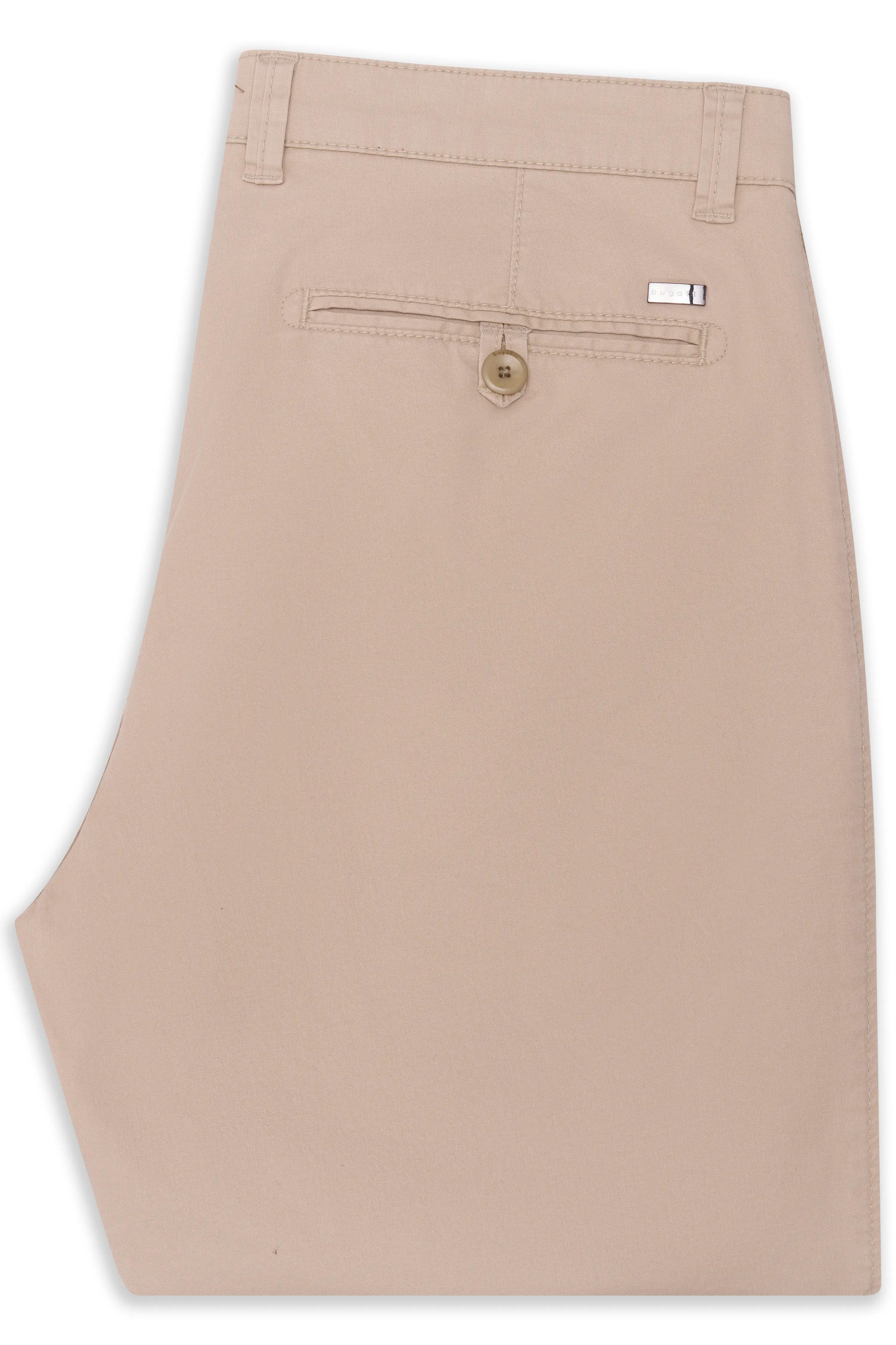 Beige bugatti Chinohose, Detailansicht, elegantes Design, hochwertige Verarbeitung.