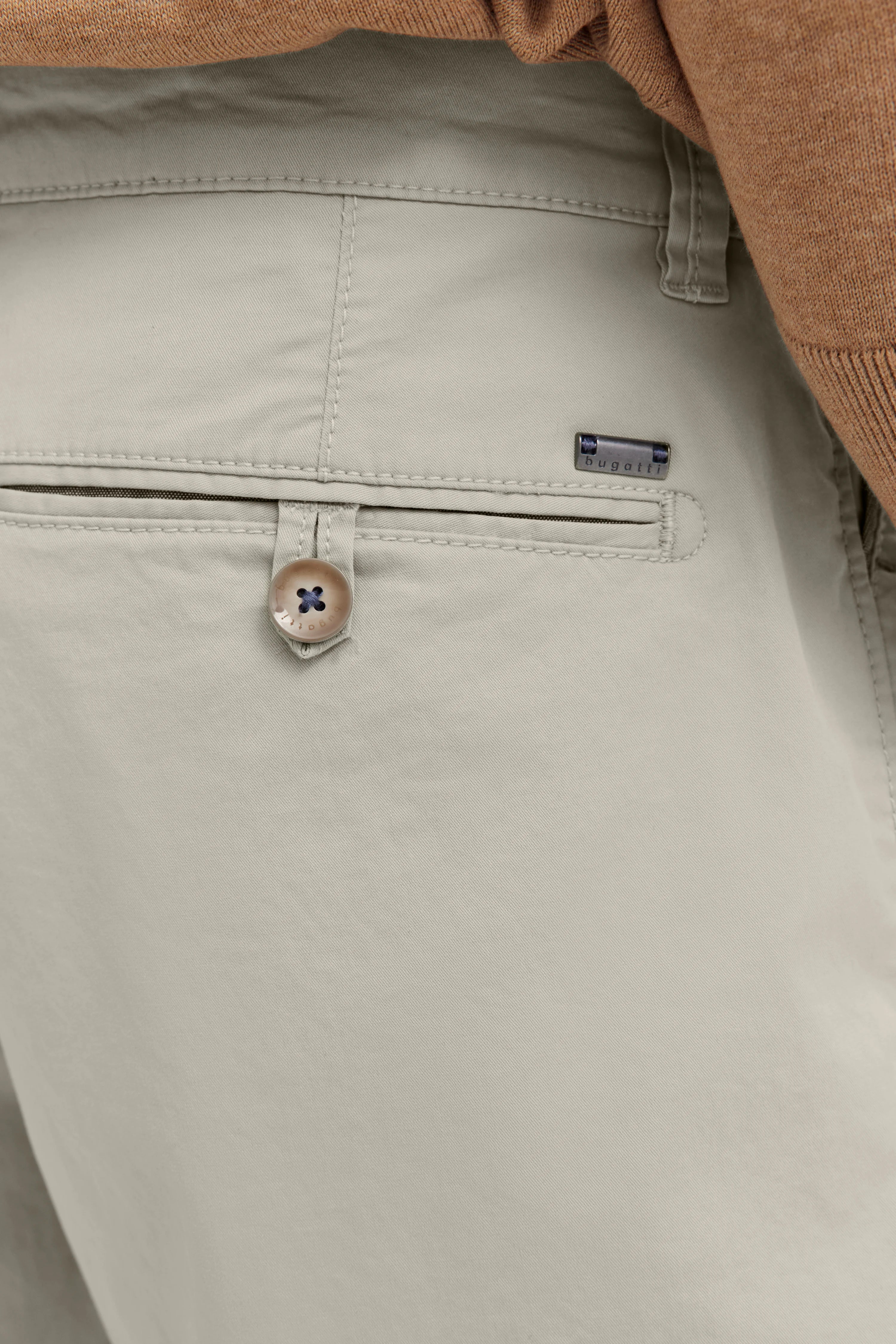 Helle bugatti-Chino in Beige, Detailansicht der Rückseite mit Knopf und Logo.