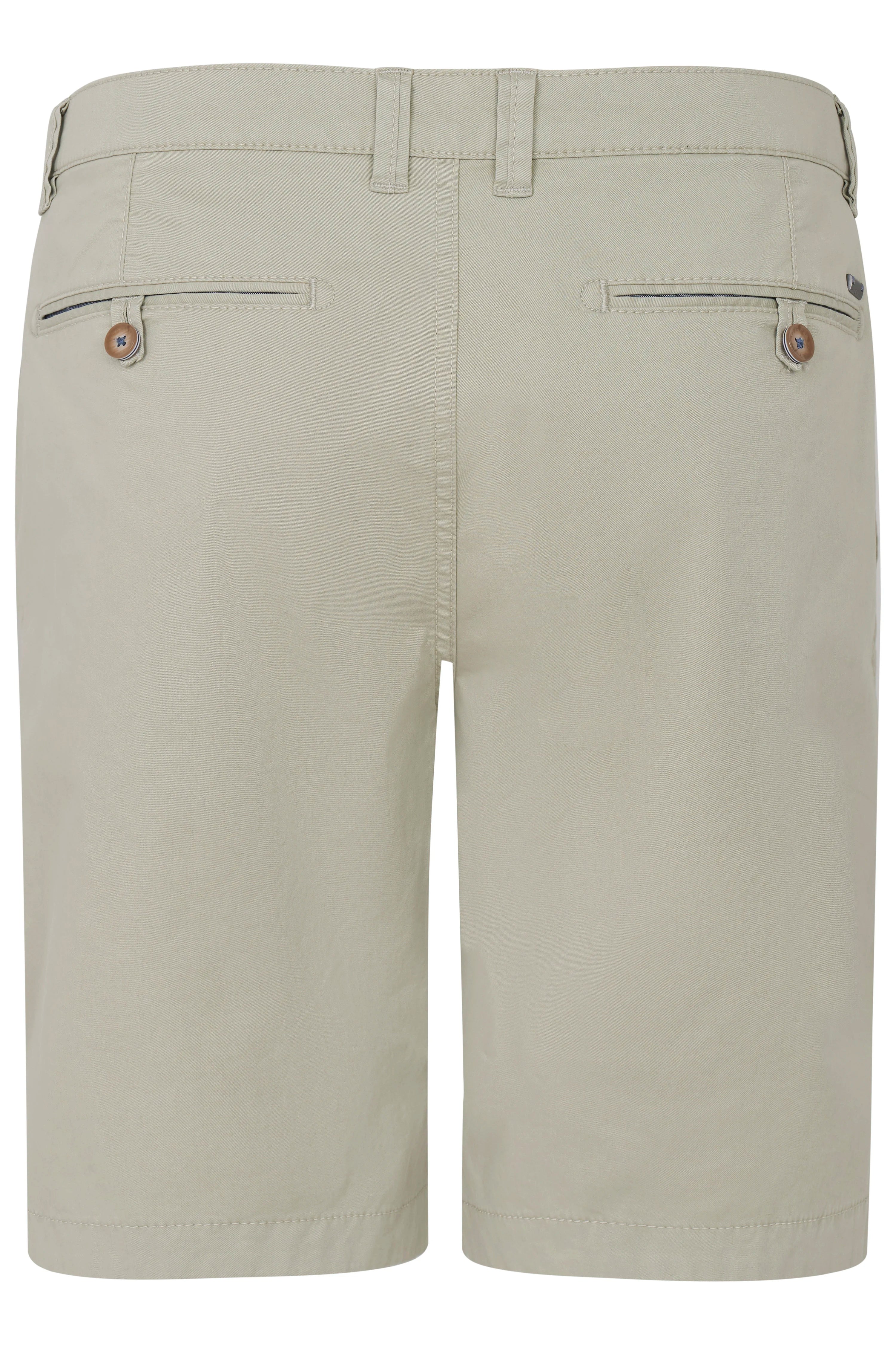 Beige bugatti Shorts, Rückansicht, mit Taschen und Gürtelschlaufen, legeres Bild.