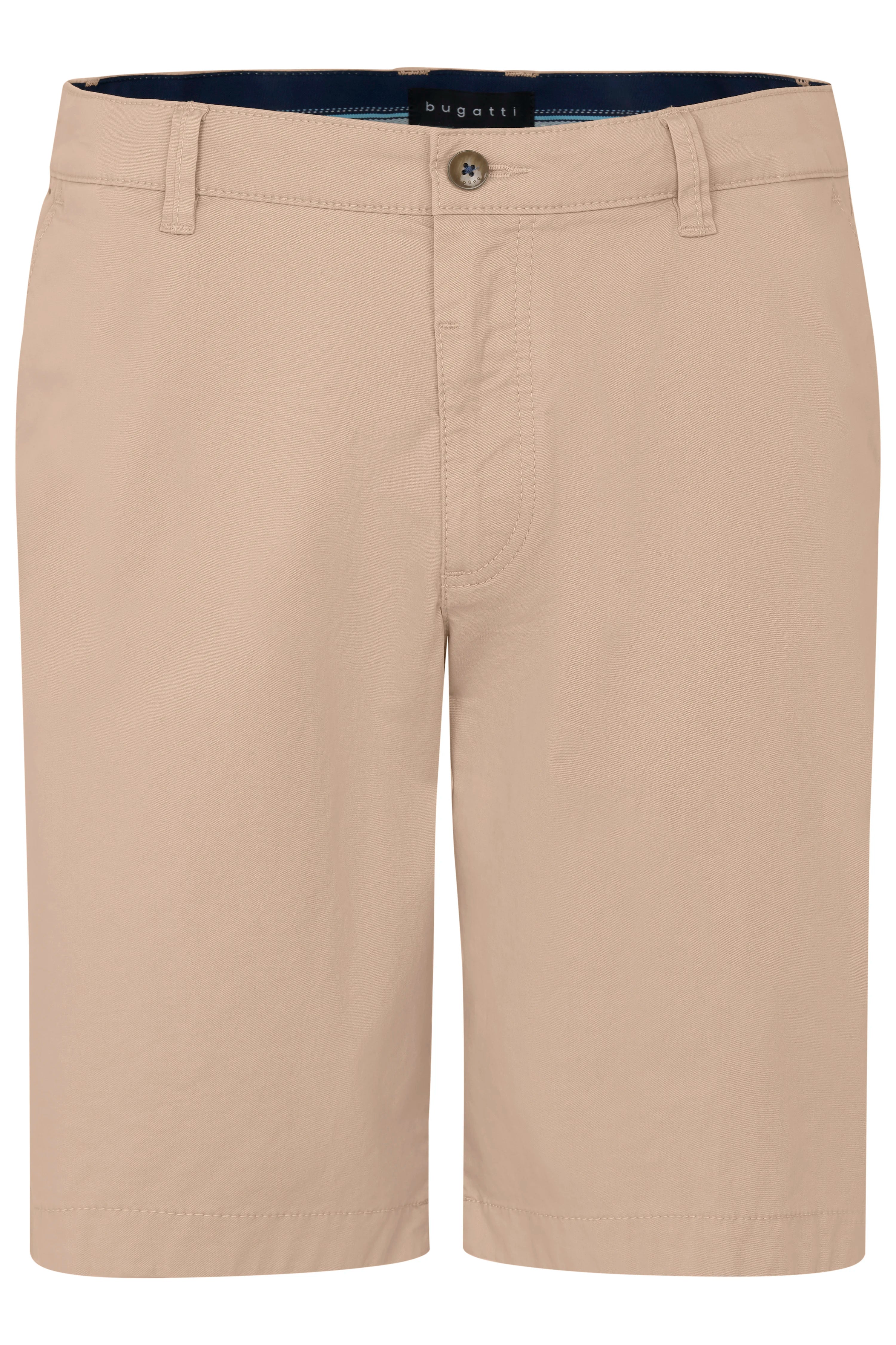 Model trägt hellblaues Hemd, beige Shorts, dunkelblauen Pullover über die Schultern, braune Loafer.