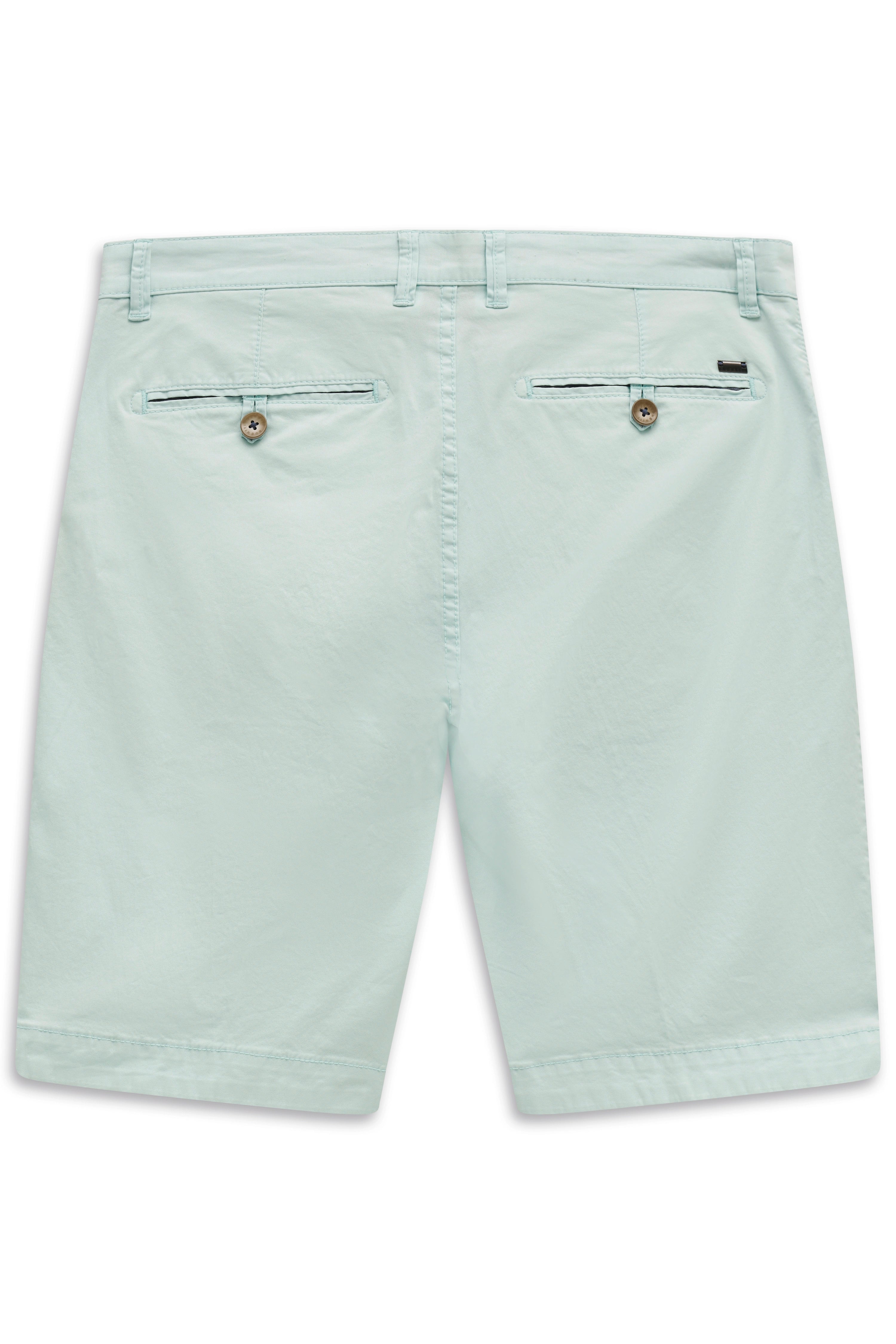 Hellblaue bugatti Shorts, Rückansicht, legeres Design, Detailansicht mit Knöpfen.