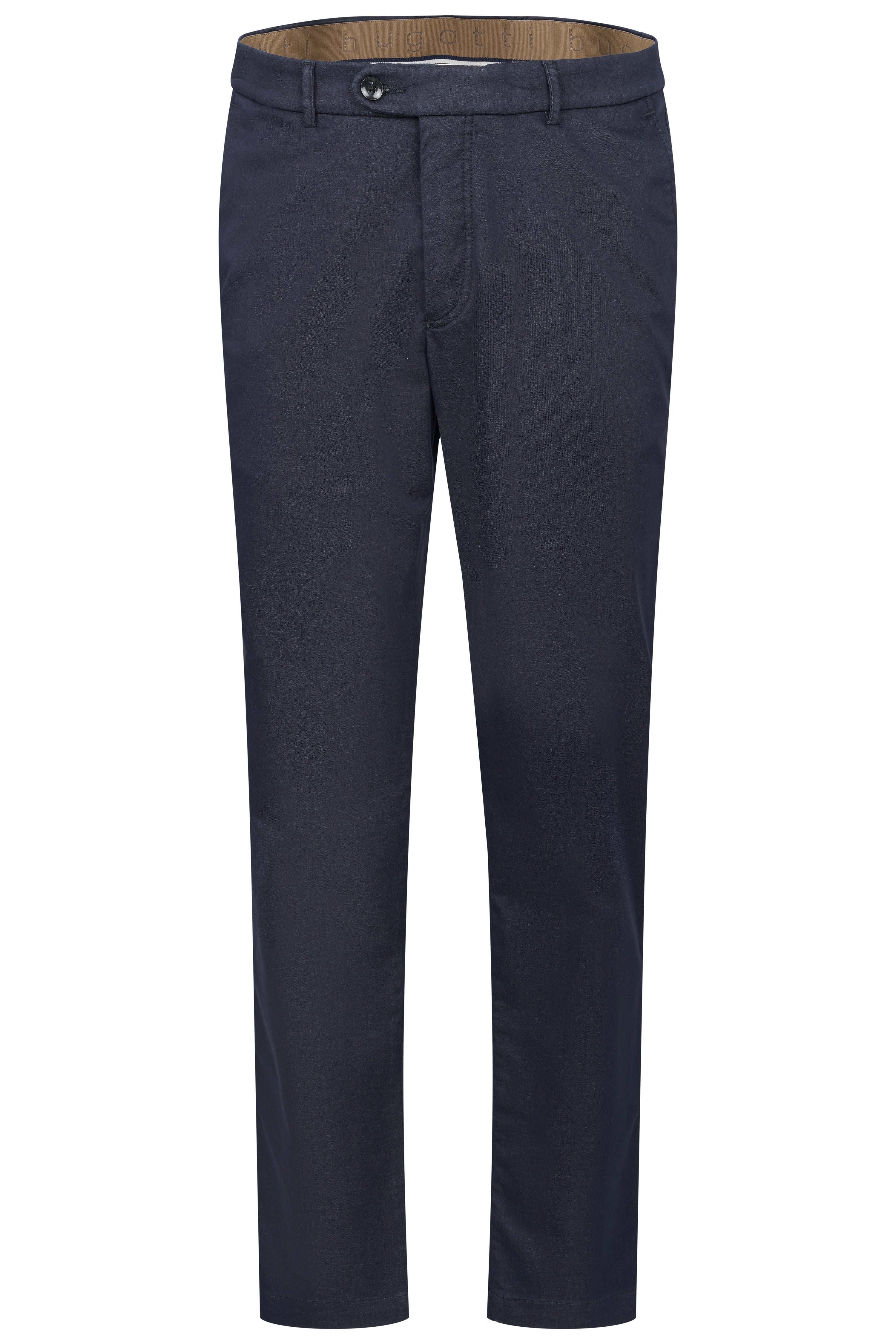 Dunkelblaue bugatti Chinohose, leger, klassische Büstenaufnahme, stilvoll und zeitlos elegant.