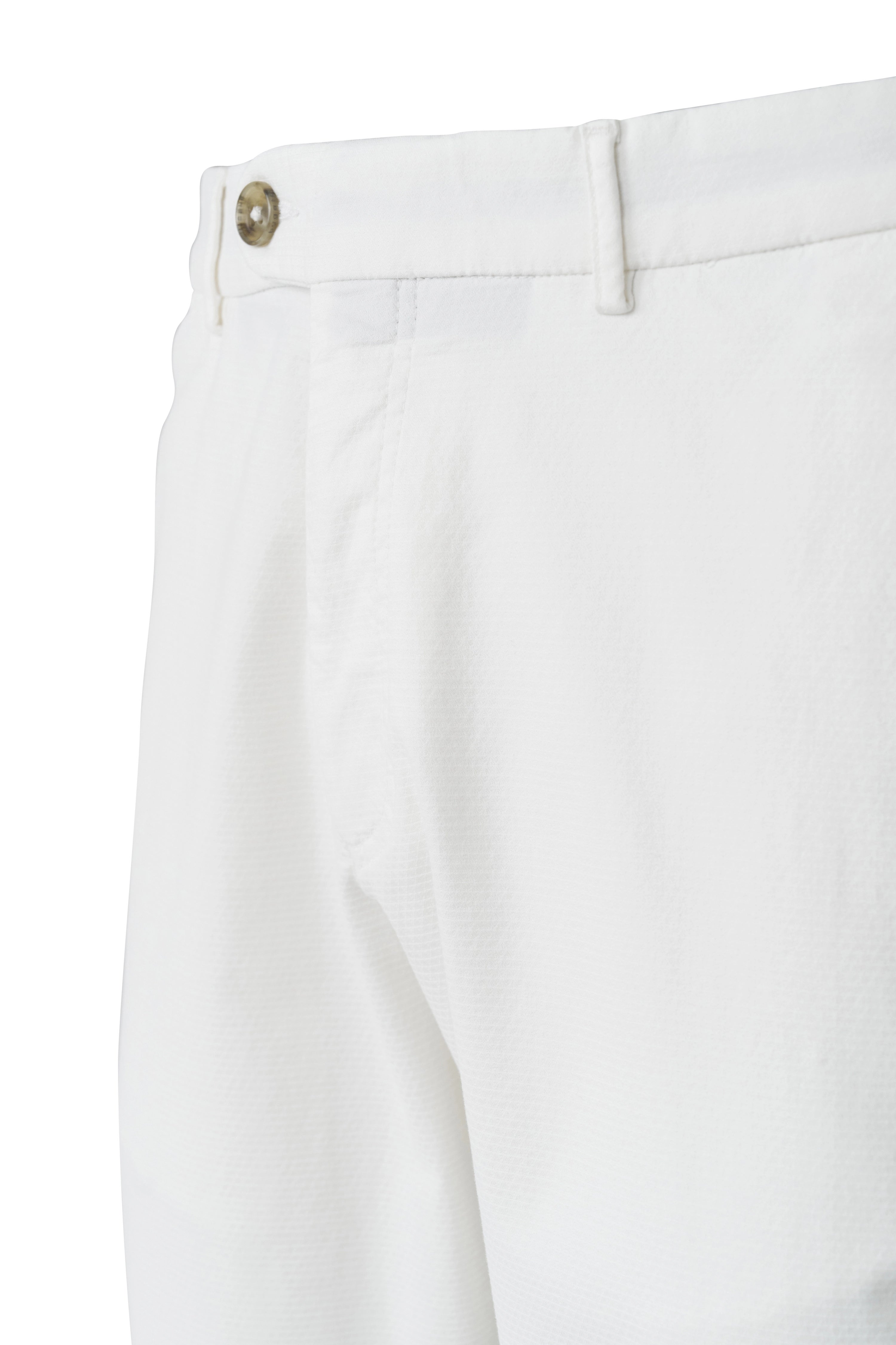 Weiße bugatti Hose aus leichter Baumwolle, Büstenbild, Detailansicht der Tasche und Struktur.