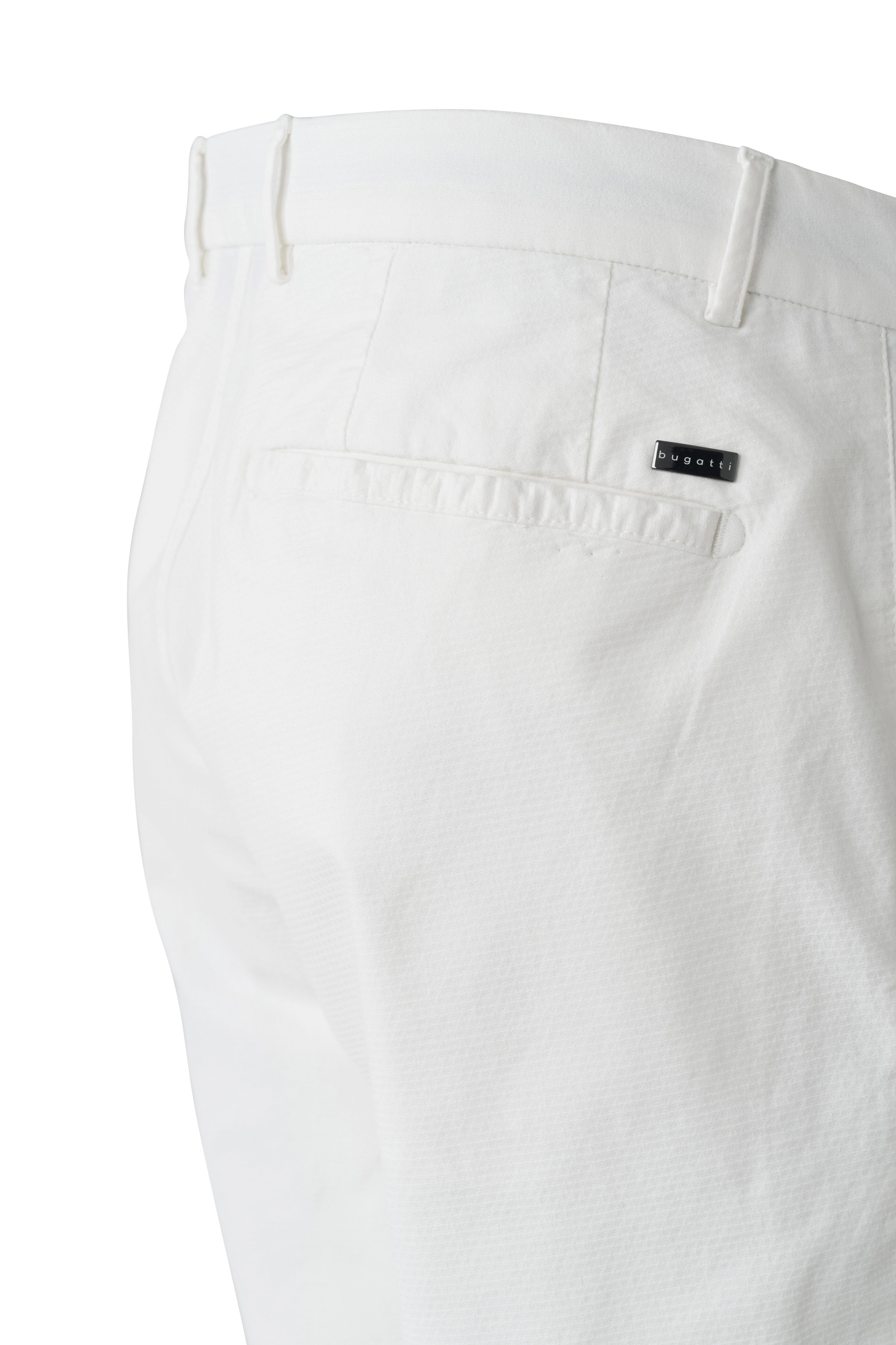 Weiße bugatti Hose, Detailaufnahme, elegantes Design, hochwertige Verarbeitung.