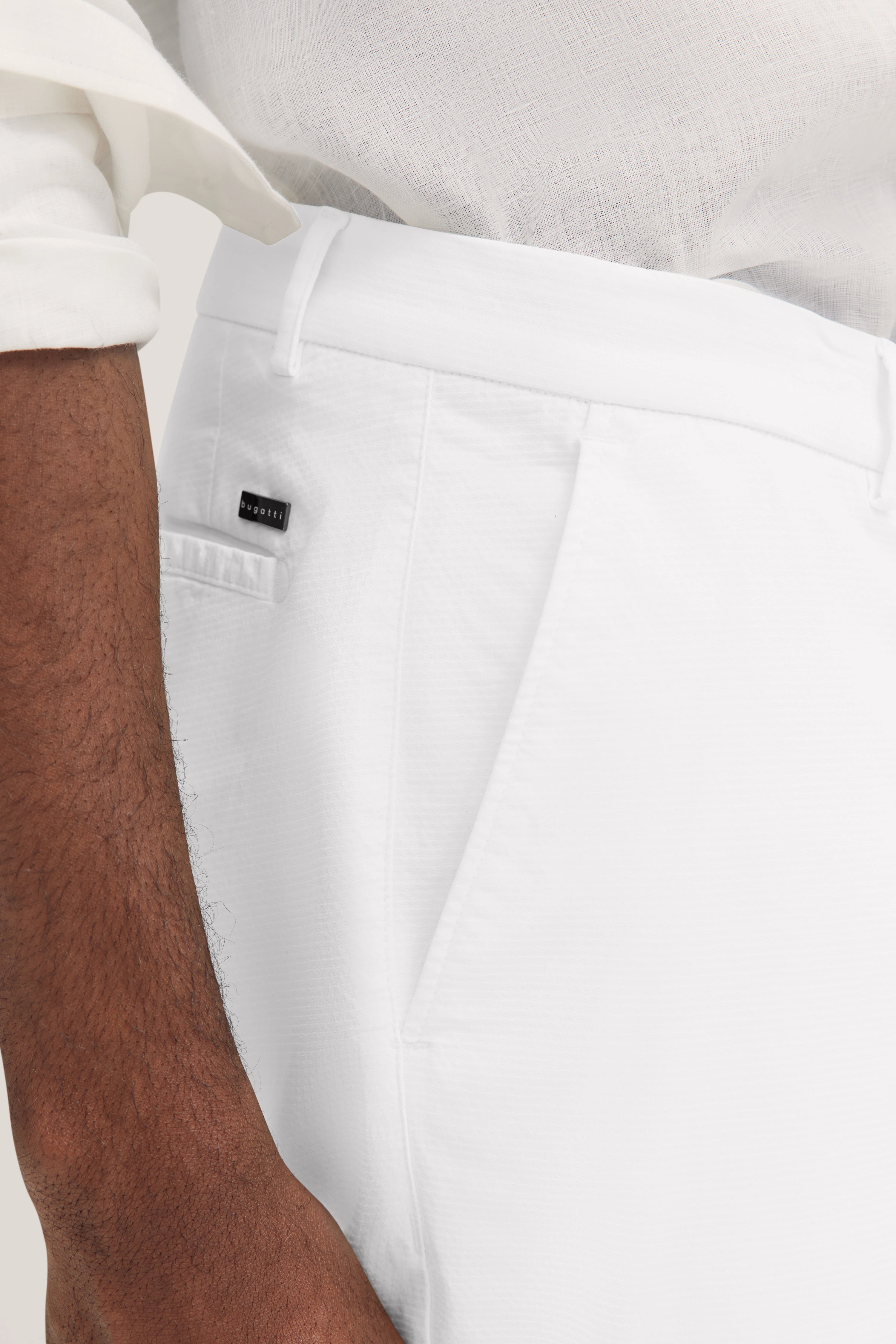 Weiße bugatti Hose, legeres Bild, hochwertiges Material, Rückansicht, schlichtes Design.