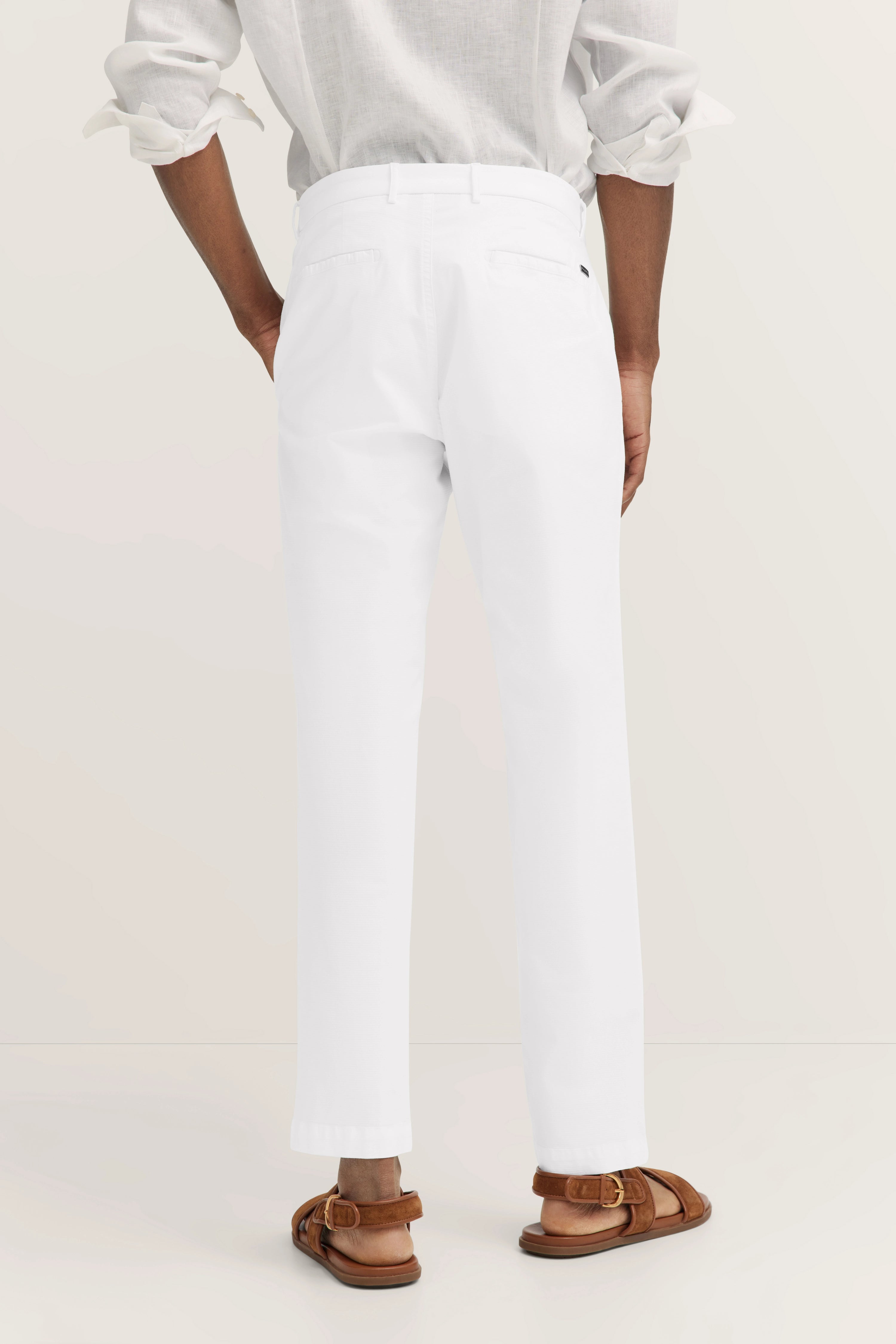 Modelbild, entspanntes Stehen.