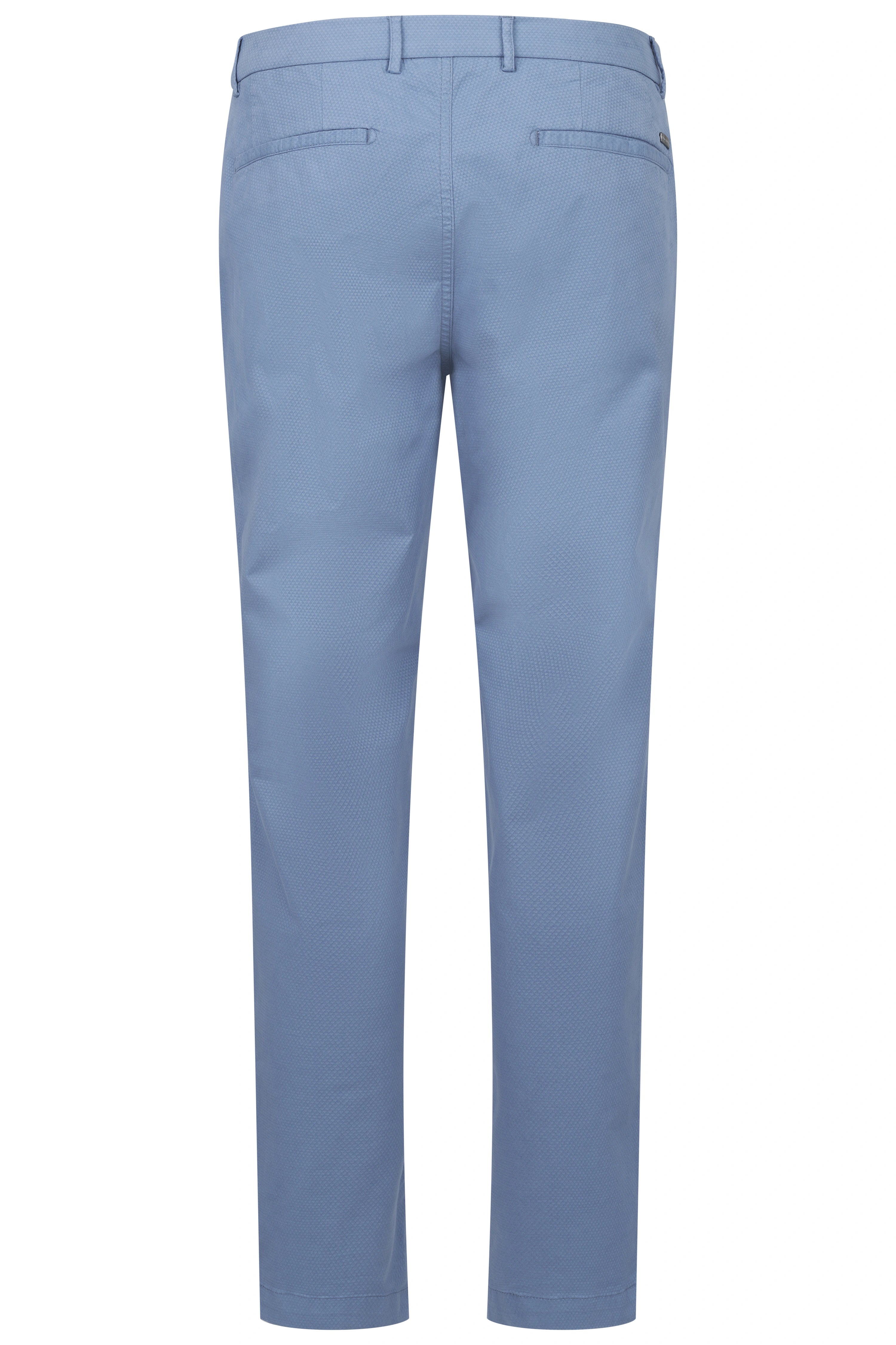 Weißes Hemd, blaue Hose, braune Schuhe, Modelbild, lässige Pose, bugatti Stil und Eleganz.