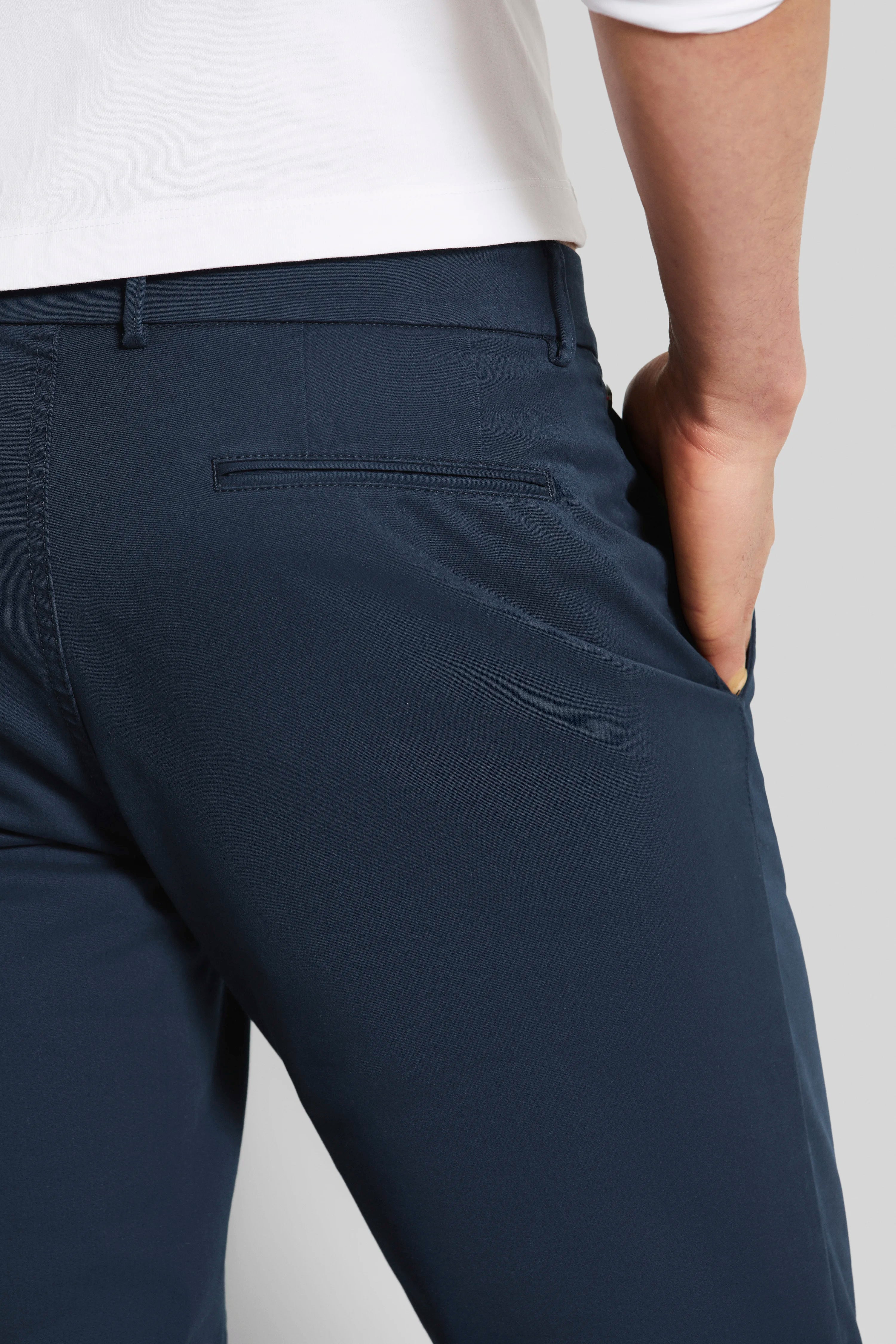 Navy Chino-Hose von bugatti, leger getragen, Detailansicht, hochwertige Verarbeitung.