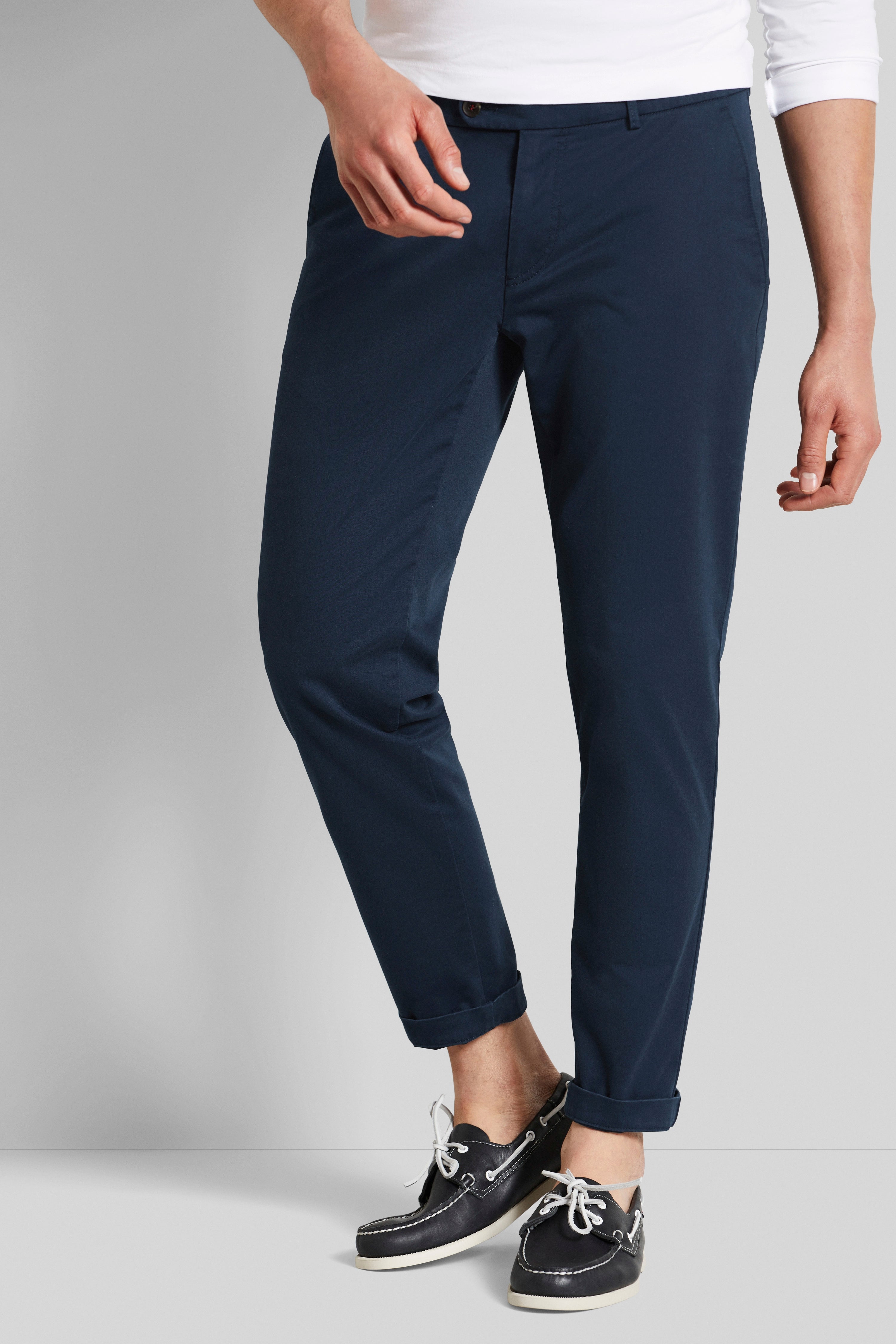 Navy Chinos und blaue Bootsschuhe, legeres Modelbild von bugatti.