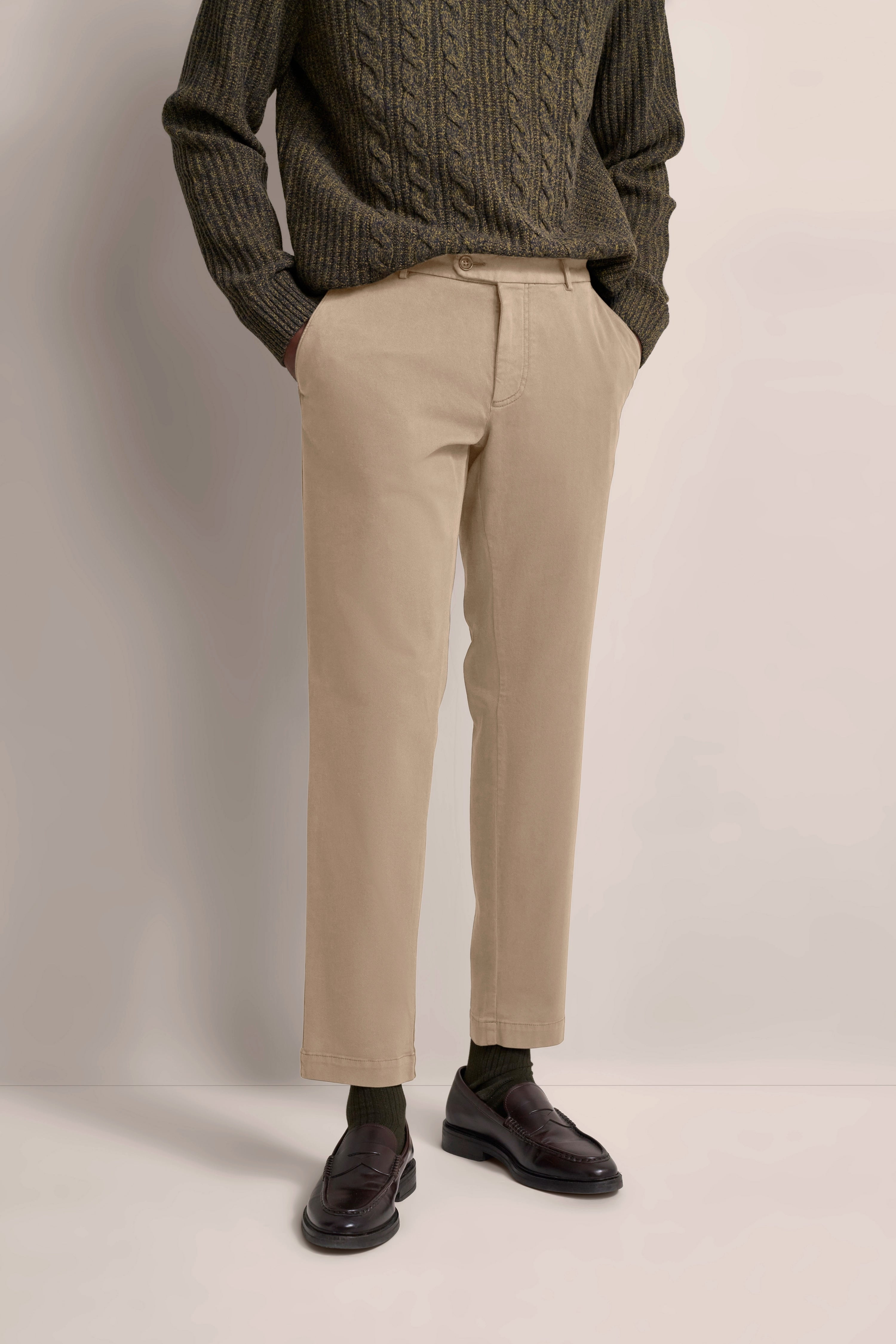 Beiger Pullover und Chino, legeres Modelbild, lässige Pose, bugatti Stil und Eleganz.