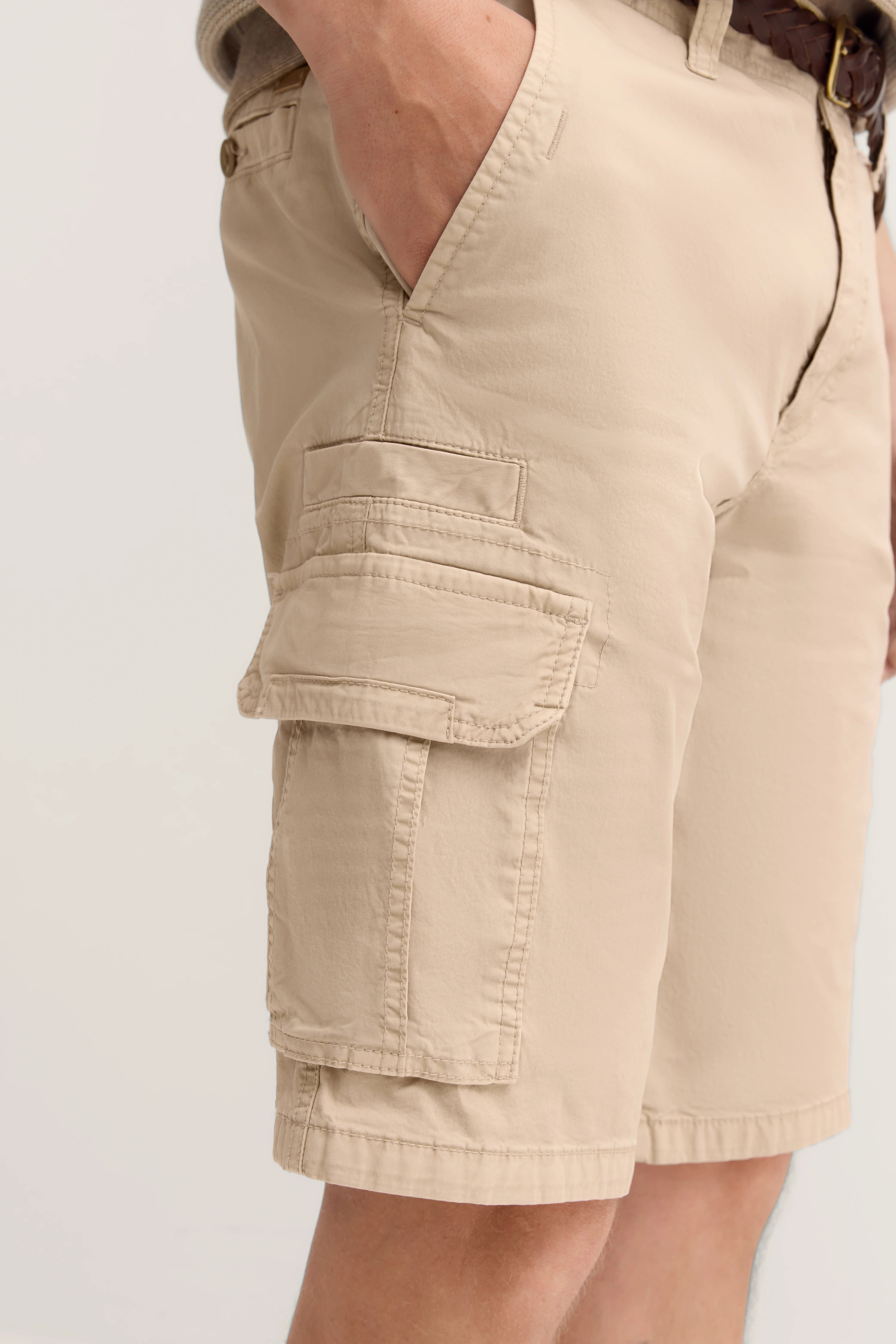 Beige Cargo-Shorts von bugatti, legeres Outfit, Detailansicht der Taschen und Nahtführung.