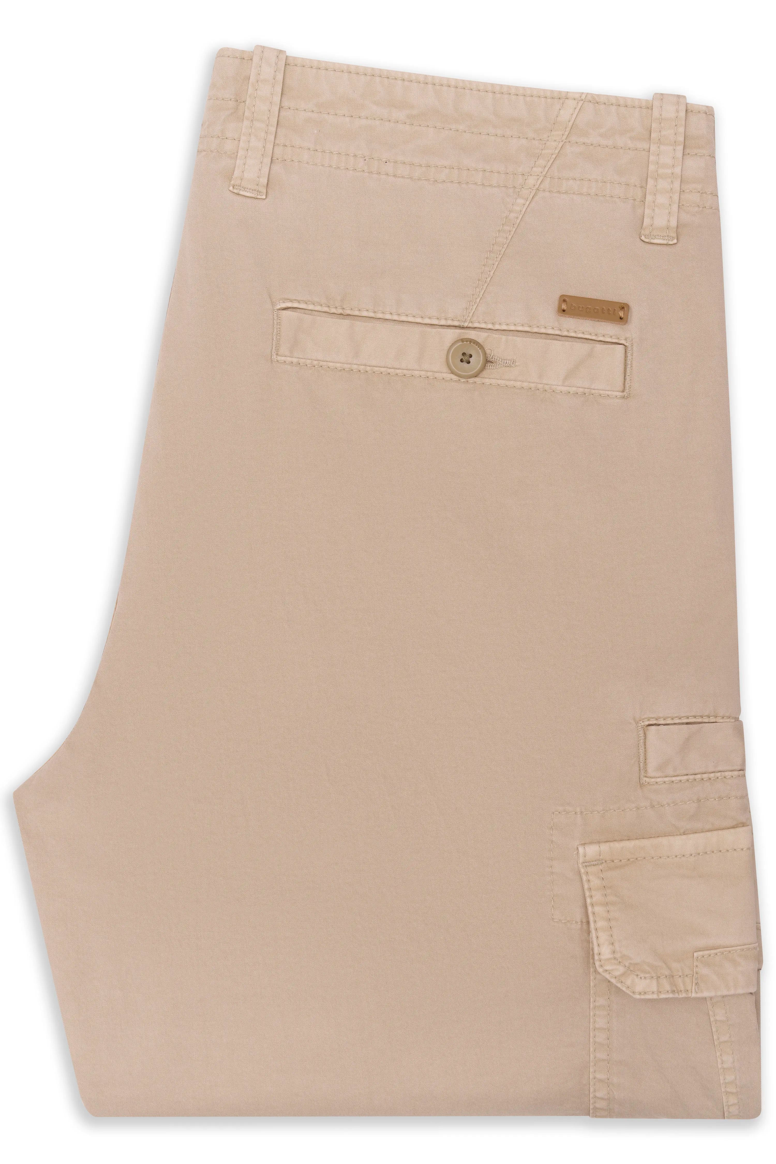 Beige bugatti Chino-Hose, Büstenbild, elegantes Design, hochwertige Materialien.