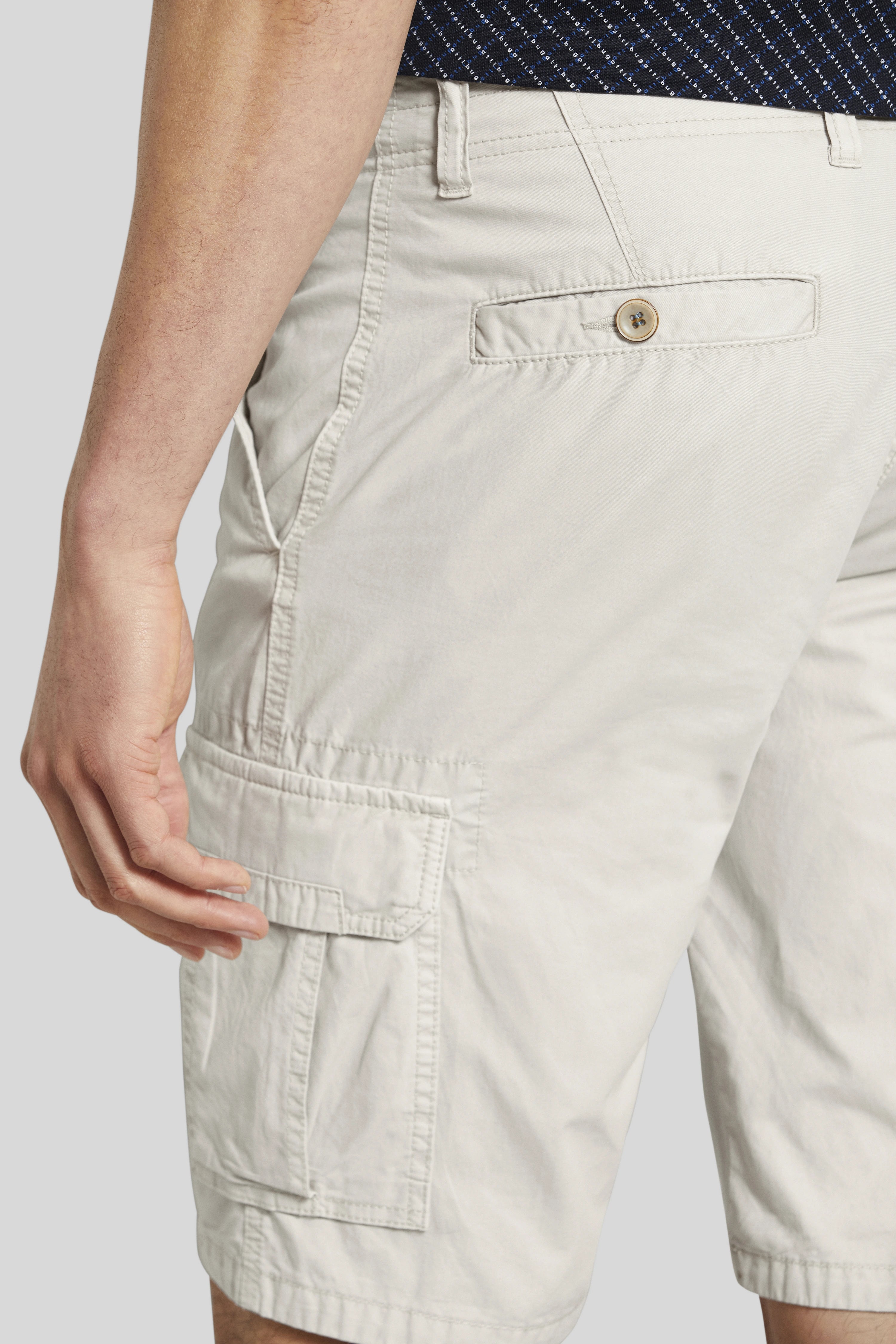 Light beige cargo shorts by bugatti, detail shot, casual look, side pocket view.