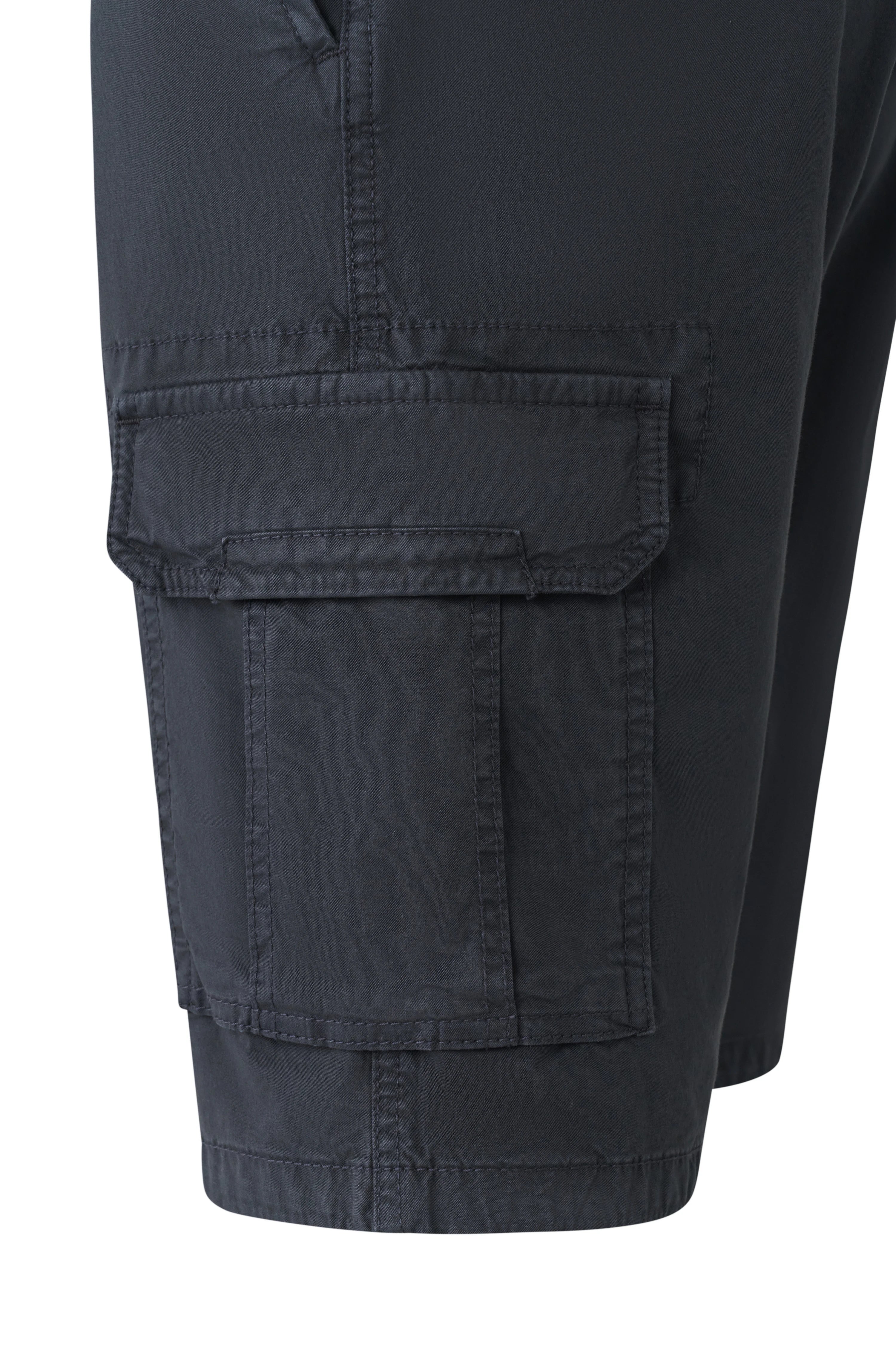 Schwarze bugatti Cargoshorts mit Taschen, legeres Produktbild.