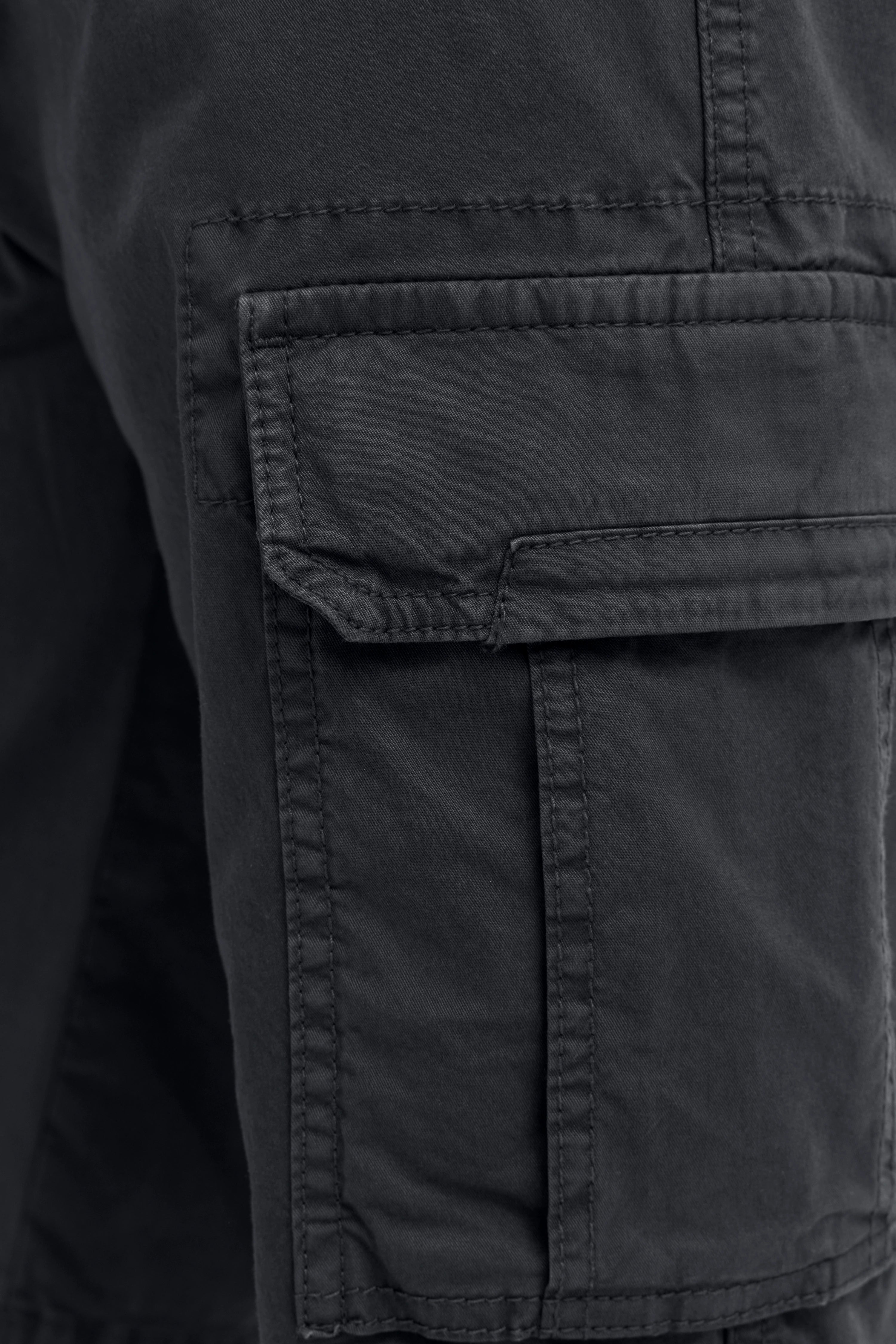 Schwarze bugatti Cargo-Shorts in Nahaufnahme, Taschen-Detail, legerer Stil.