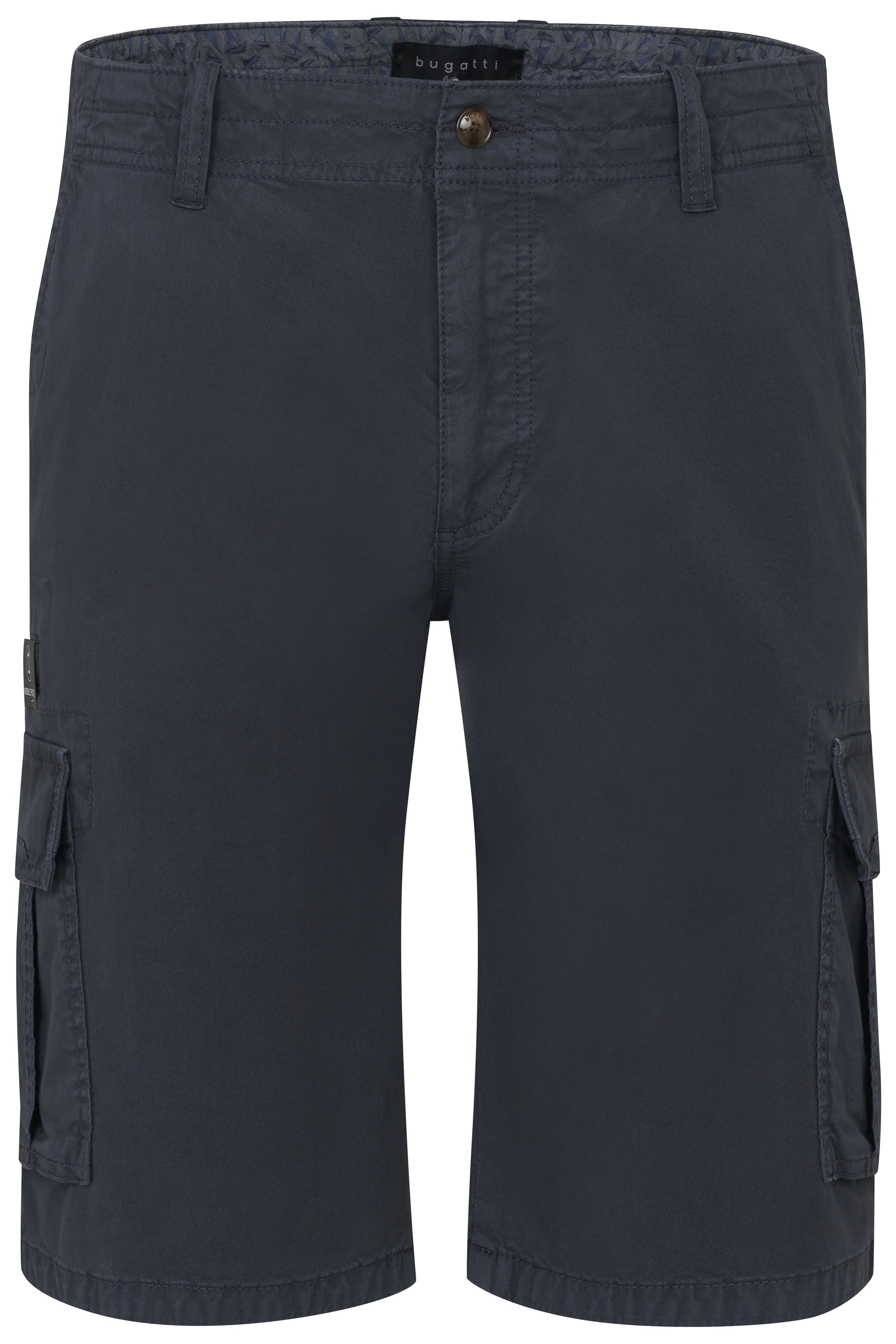 bugatti dunkelblaue Cargo-Shorts, legeres Büstenbild, klassische Details.