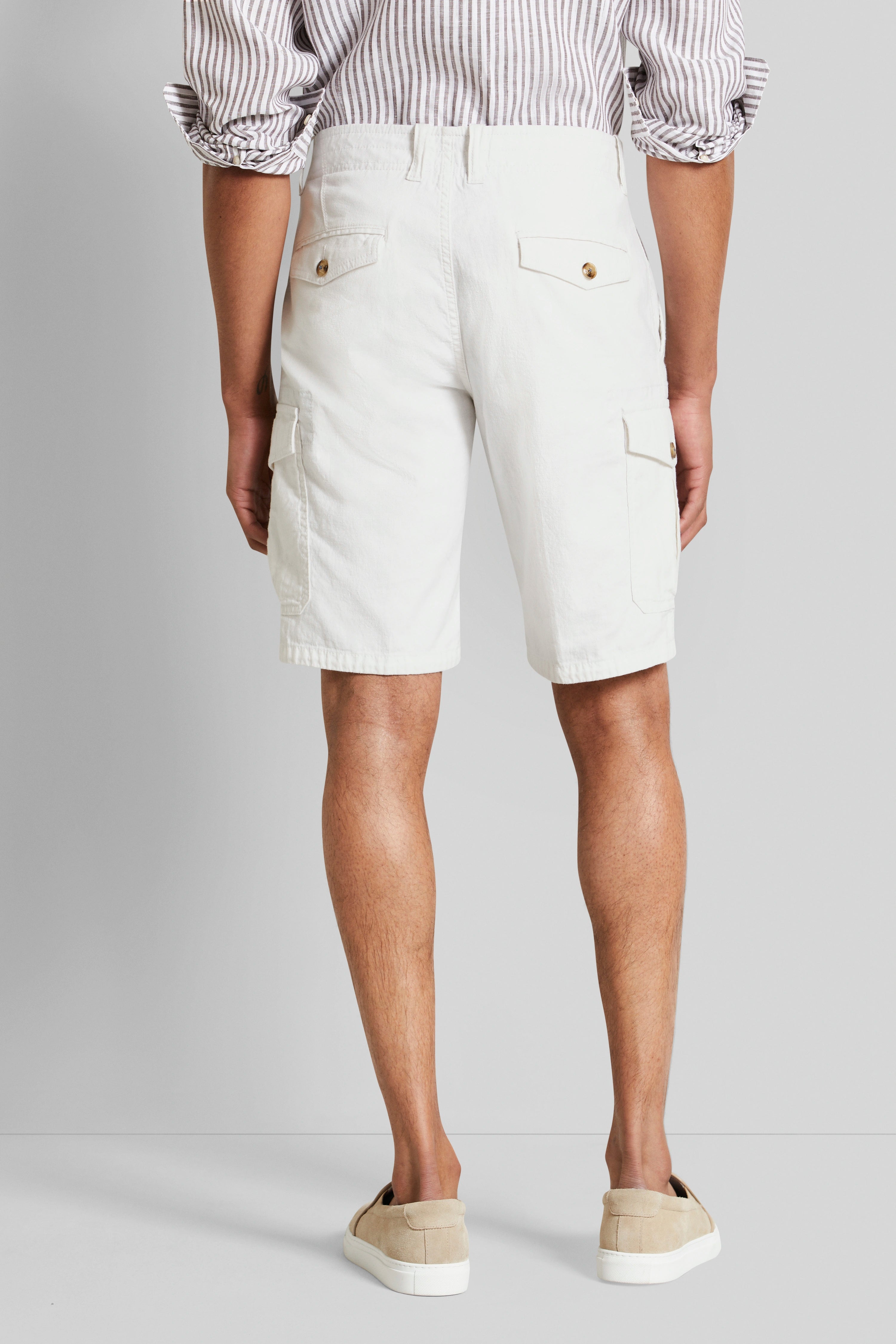 Weiße Shorts und gestreiftes Hemd, legeres Modelbild, Rückenansicht, entspannte Haltung.