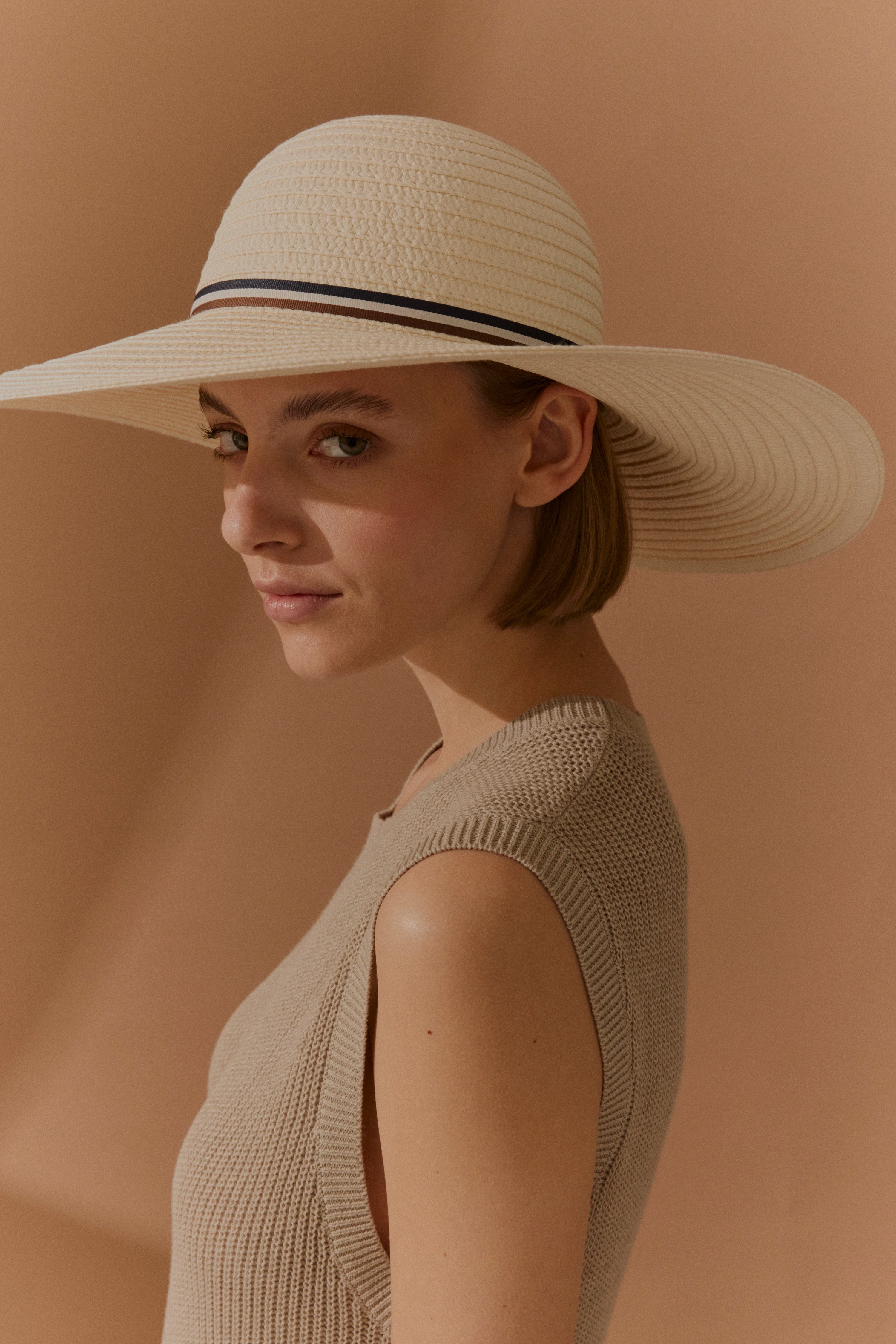 Cappello da sole con tesa larga e nastro decorativo color ecrù