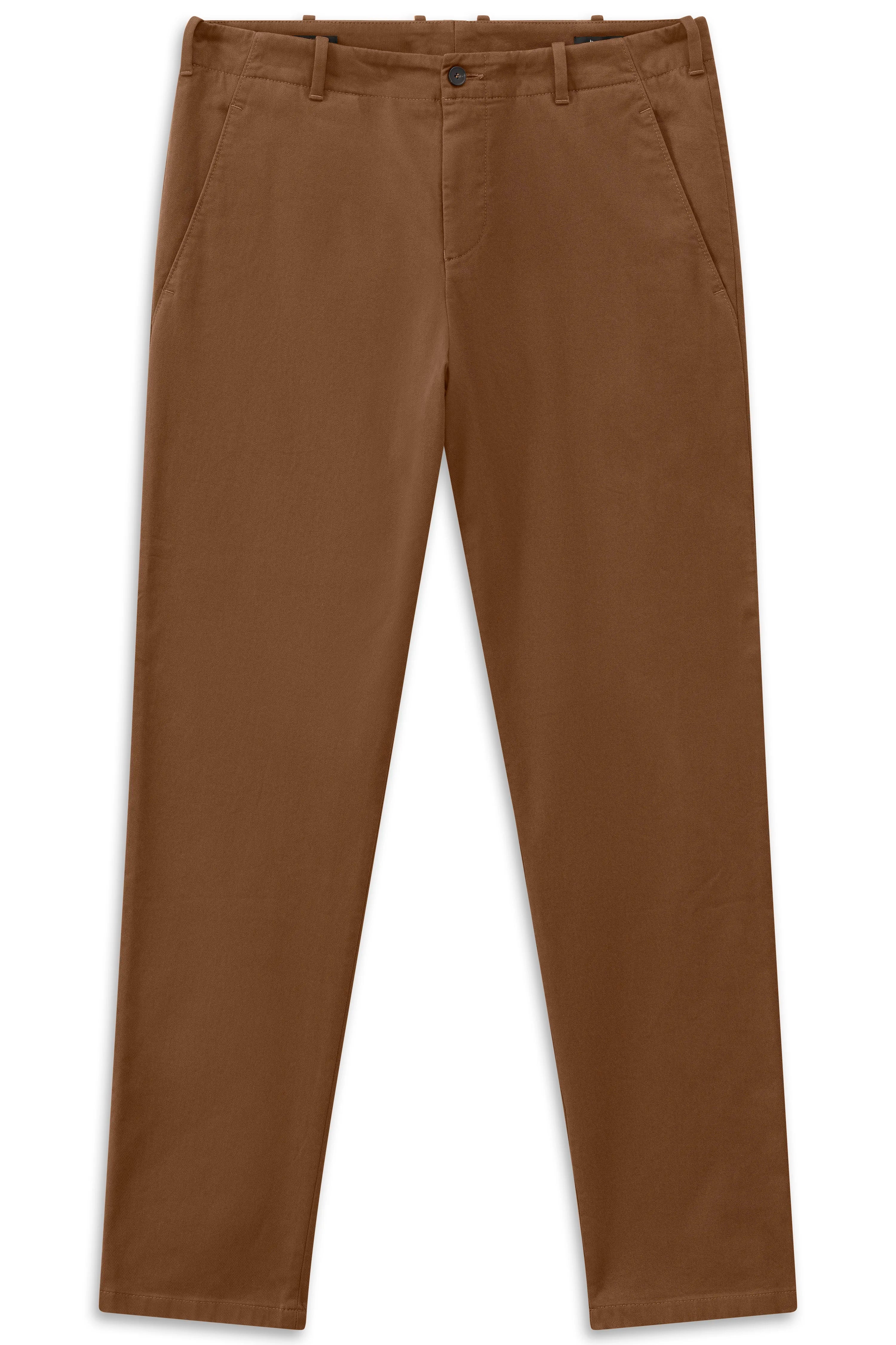 Chinohose in Braun, Büstenbild, zeigt klassische bugatti Eleganz und italienische Gelassenheit.