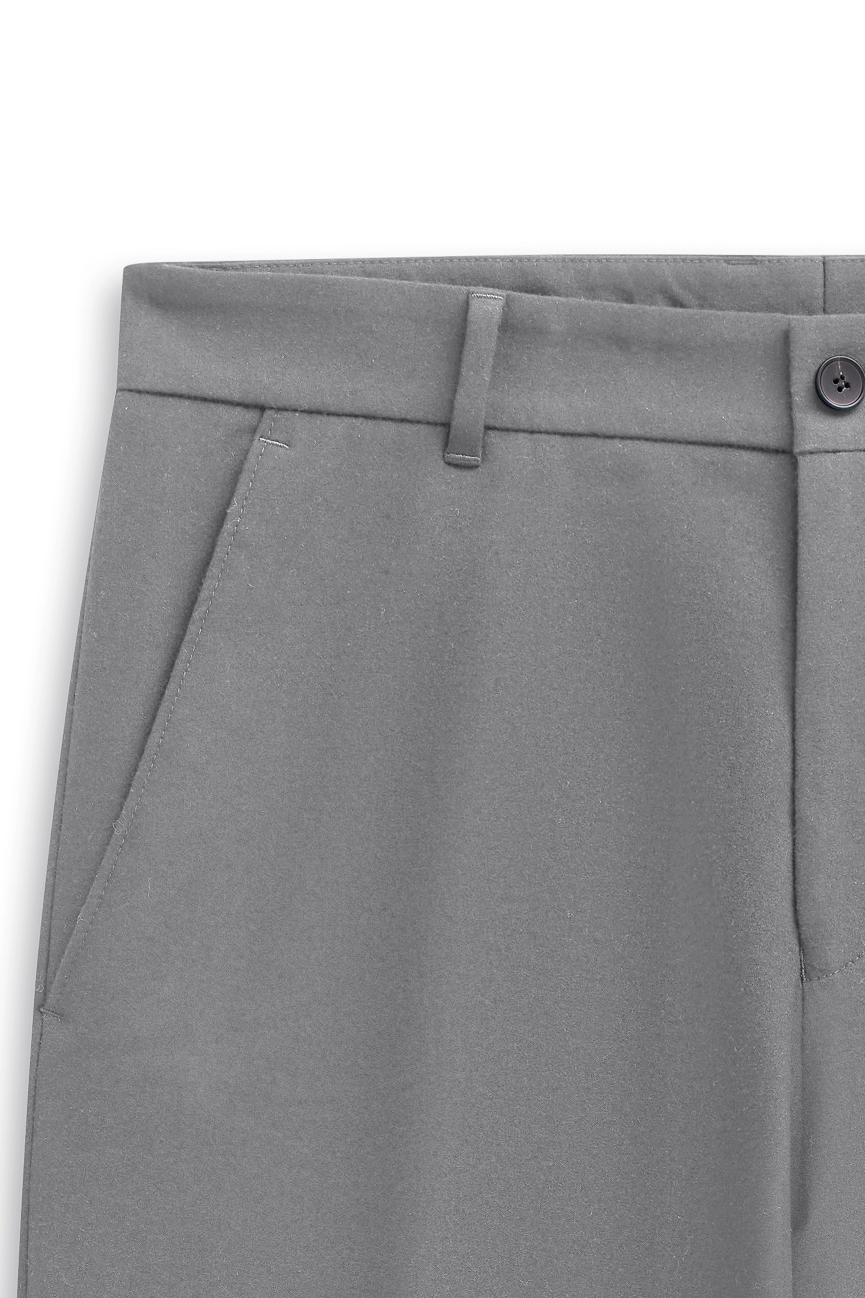 Graue bugatti Hose, Detailansicht, Büstenbild, stilvoll und zeitlos.