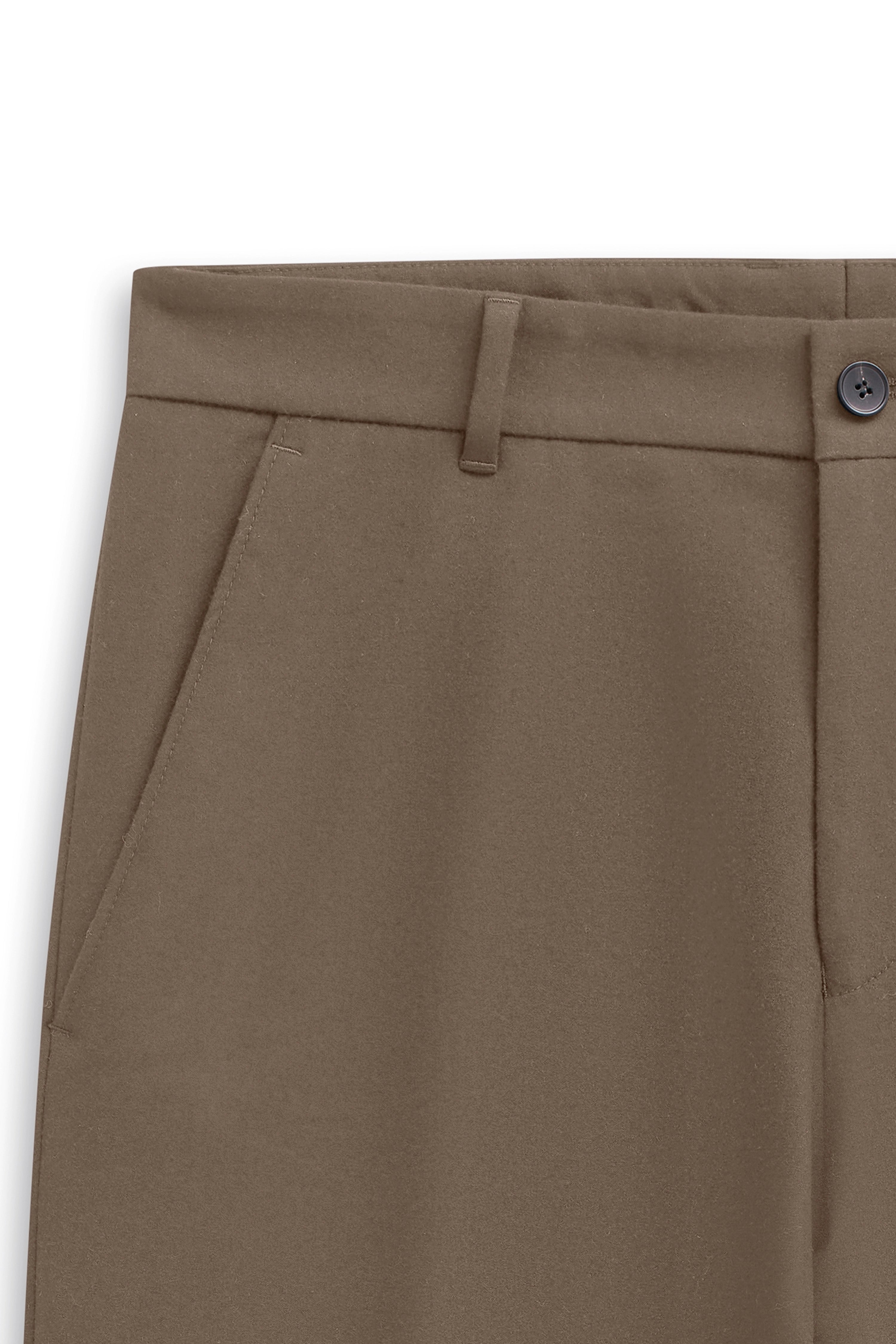 Braune bugatti Hose, elegantes Design, Detailaufnahme. Hochwertige Materialien für zeitlosen Stil.