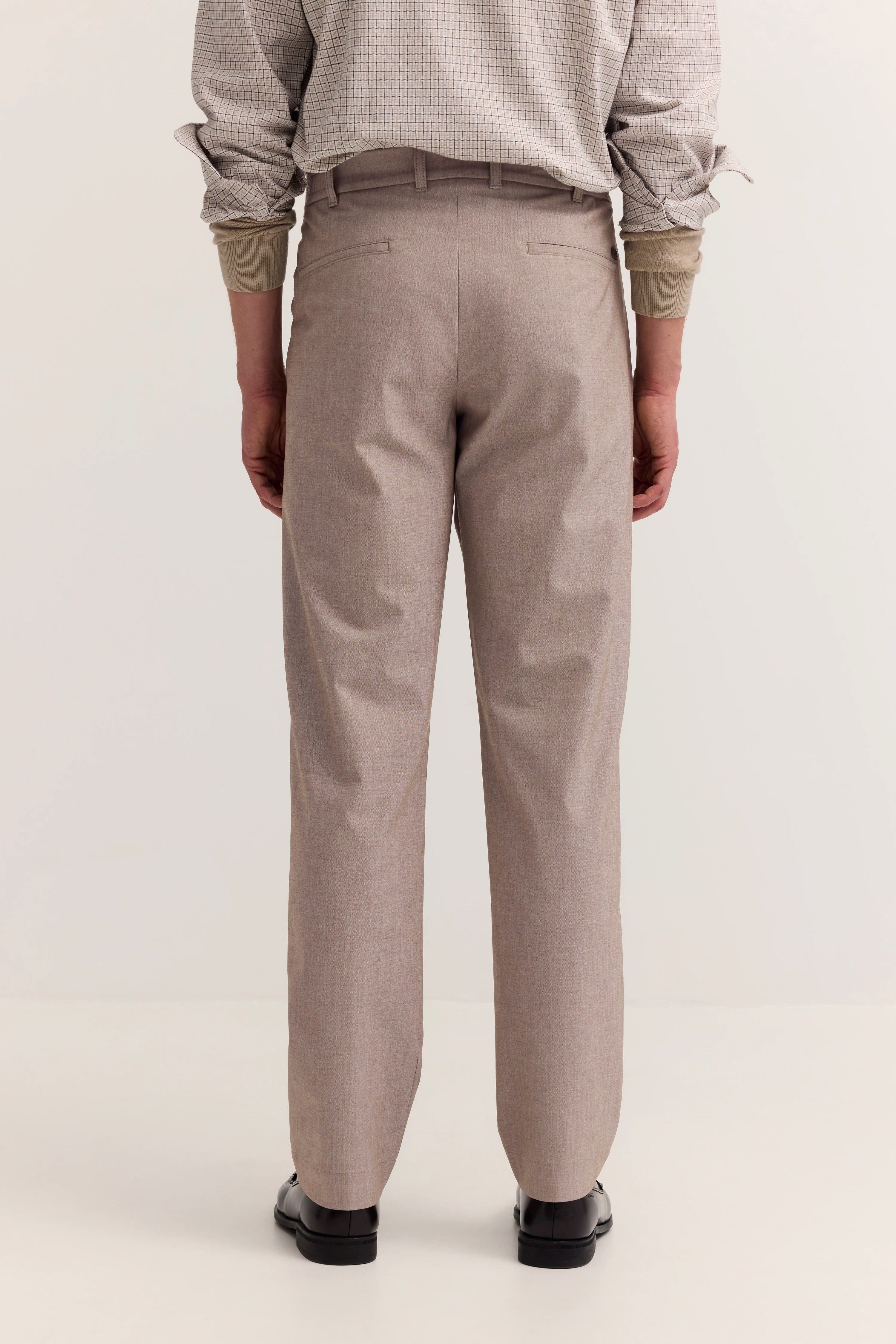 Beige Chinohose von bugatti in Büstenbild, kombiniert mit kariertem Hemd, Rückansicht.