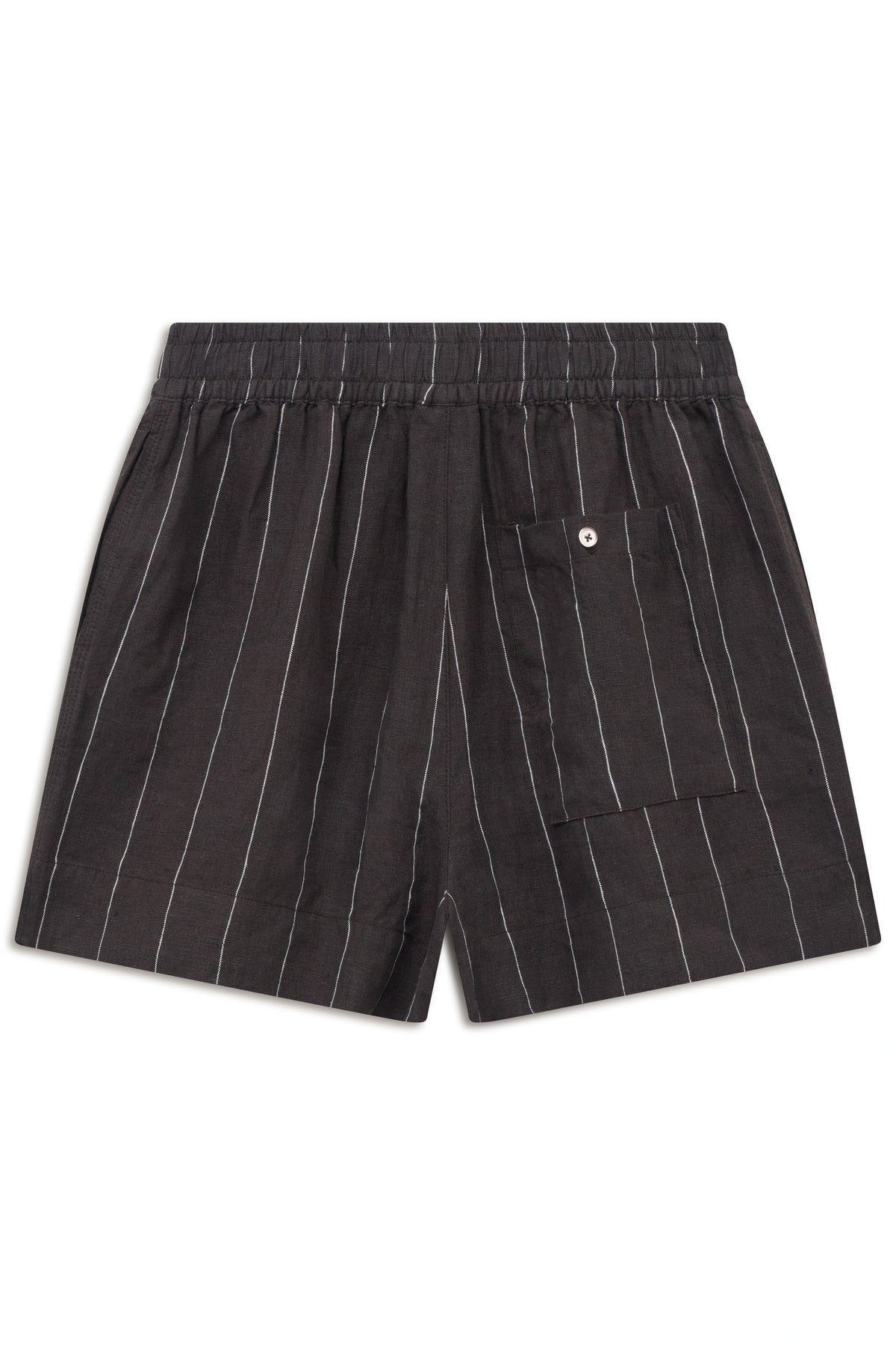 Schwarze bugatti Shorts mit weißen Streifenmuster, legeres Büstenbild.
