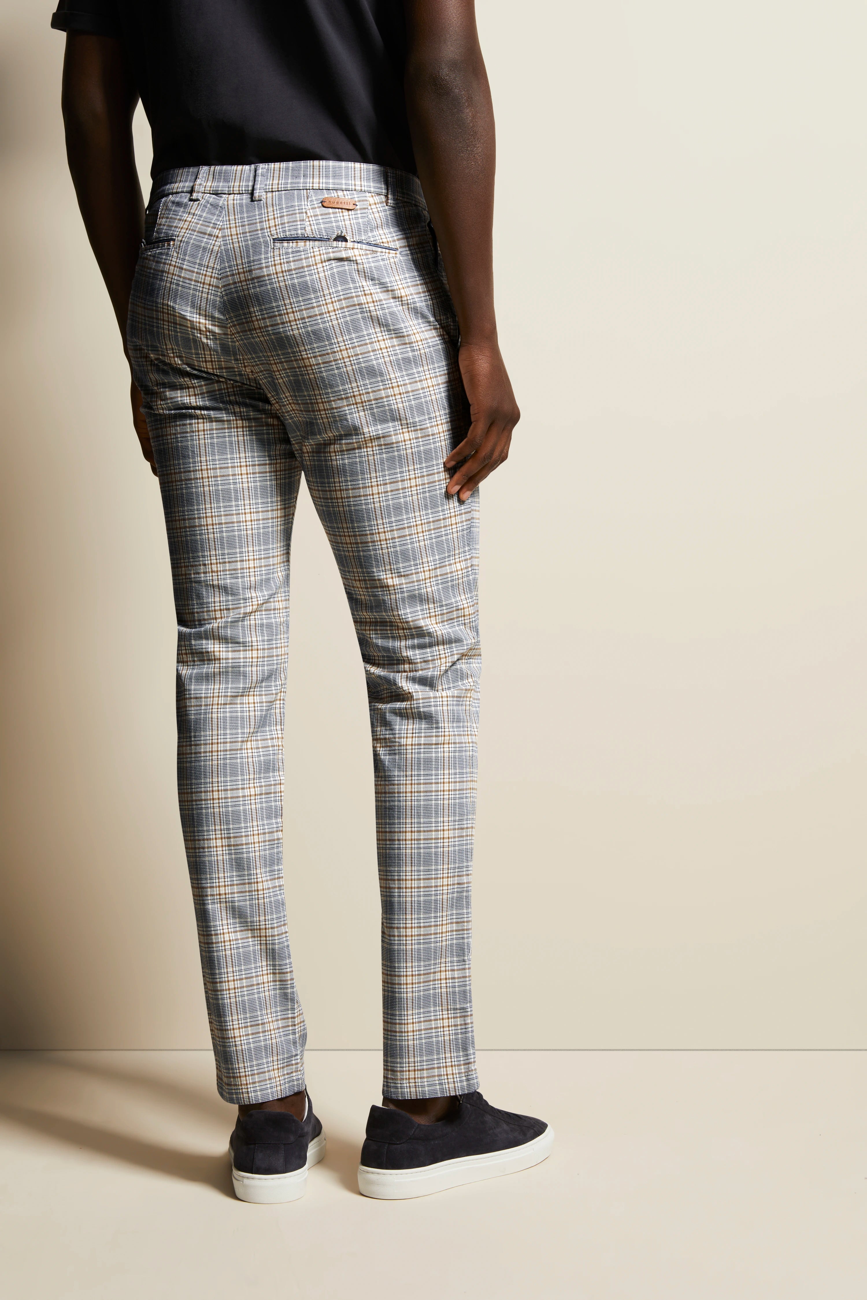 Bugatti Karo-Hose in Blau-Beige, legeres Modelbild, Rückansicht, kombiniert mit dunkelblauen Schuhen.