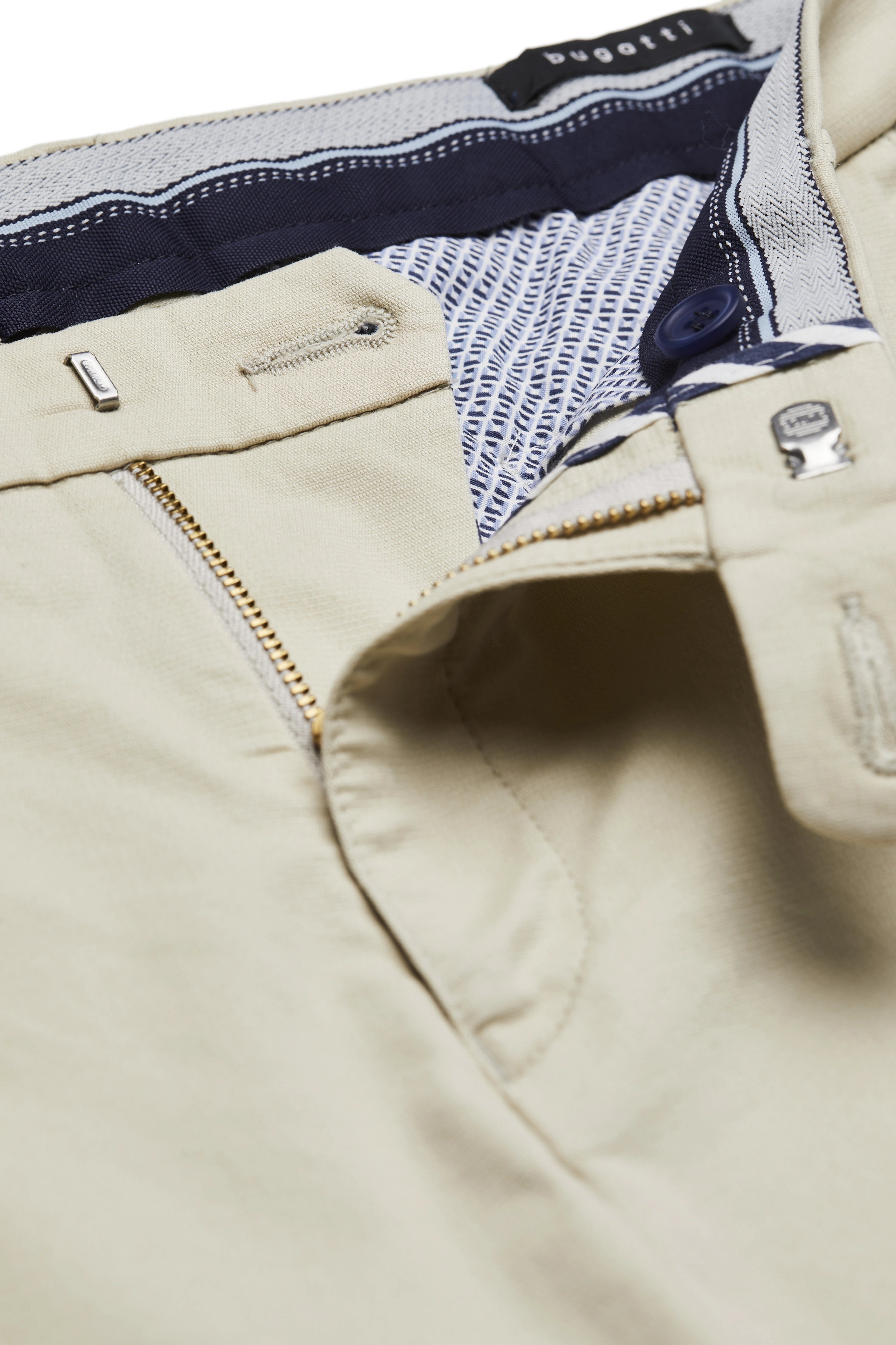 Beige bugatti Chinohose, Büstenbild, minimalistisch, zeitloser Stil, hochwertige Materialien.