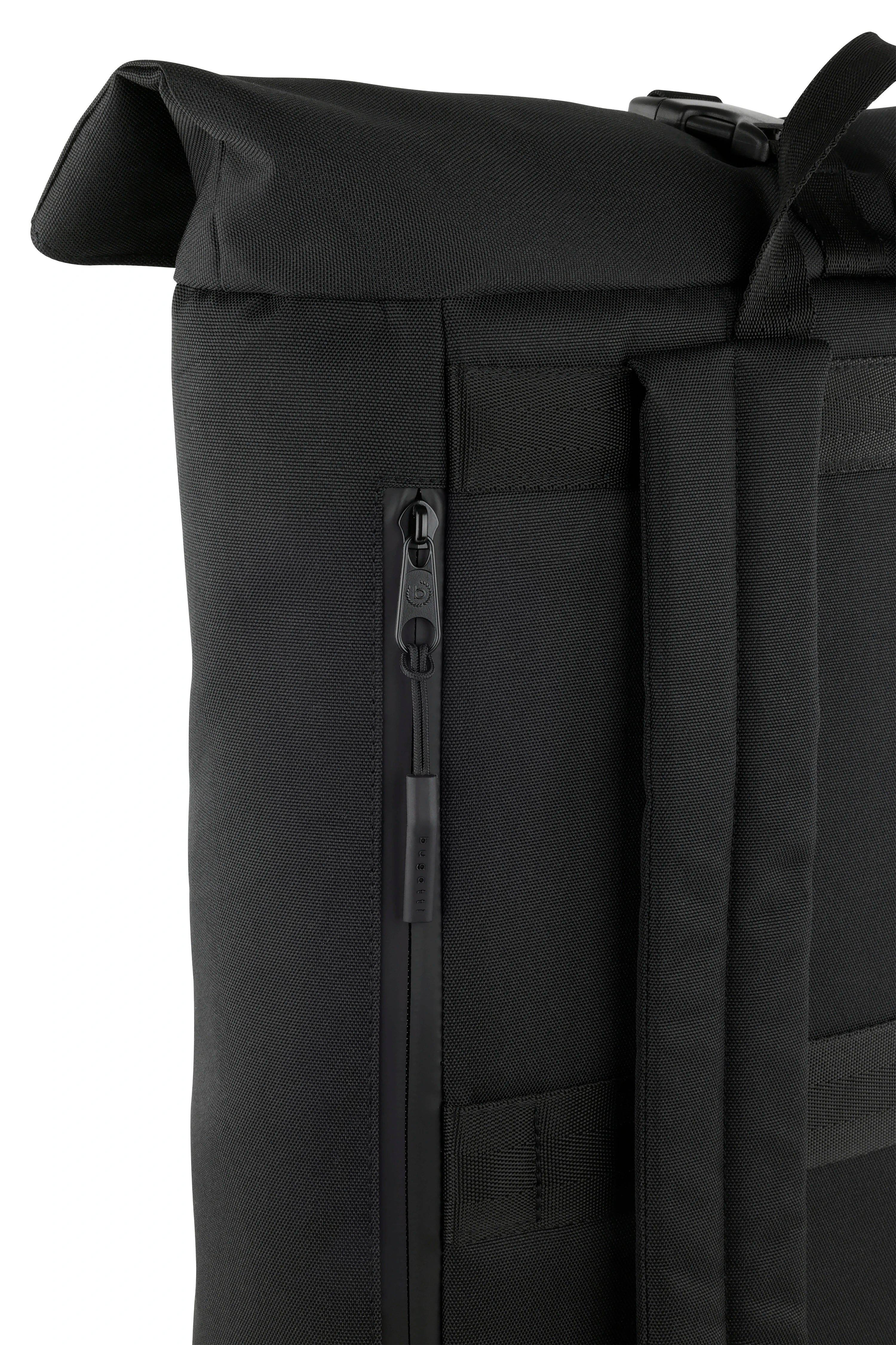 Schwarzer bugatti Rucksack, Nahaufnahme, robustes Design mit Rolltop-Verschluss und Reißverschlussdetails.