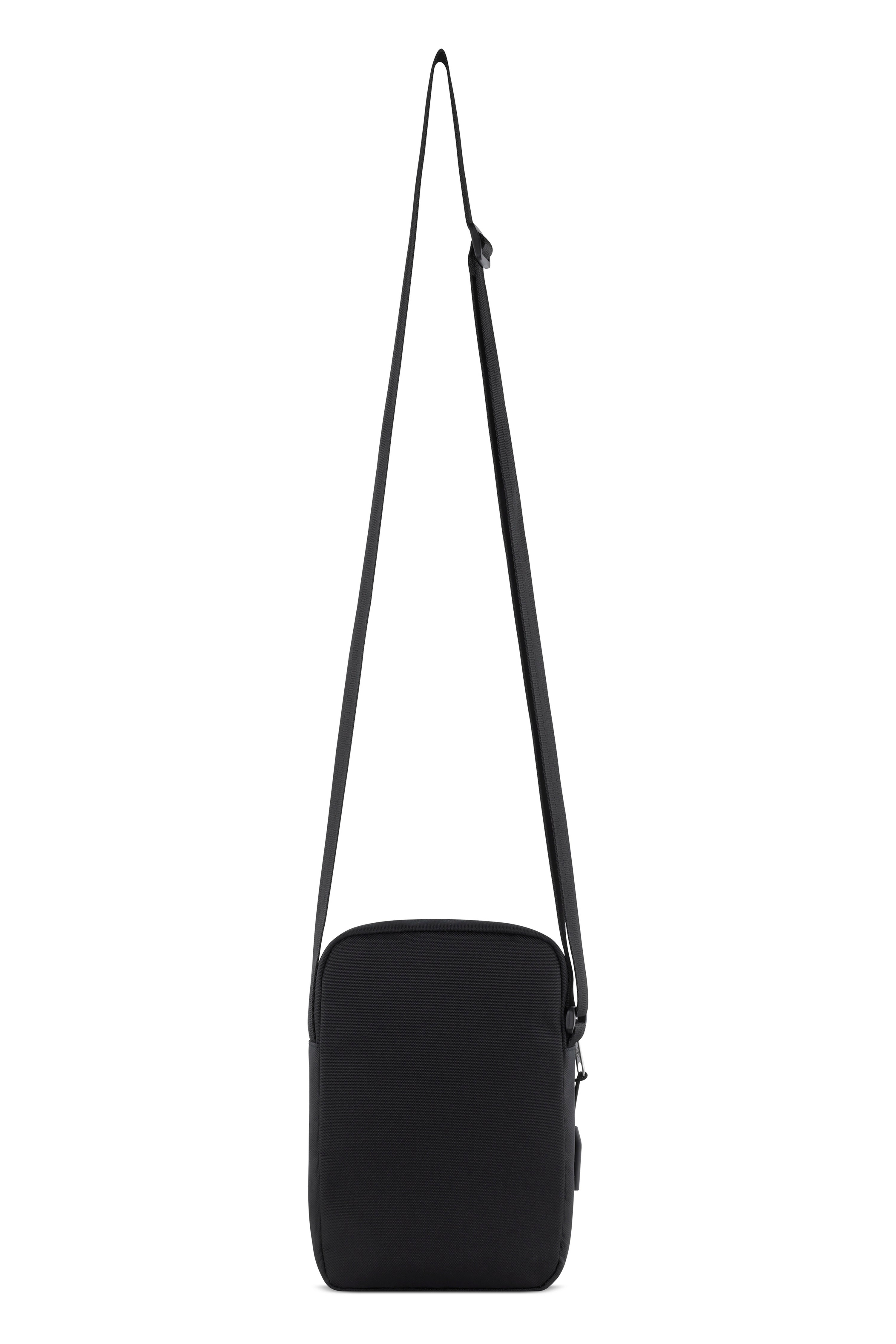 Schwarze bugatti Umhängetasche, minimalistisch, mit langem Riemen, ideal für Alltag und Reisen.