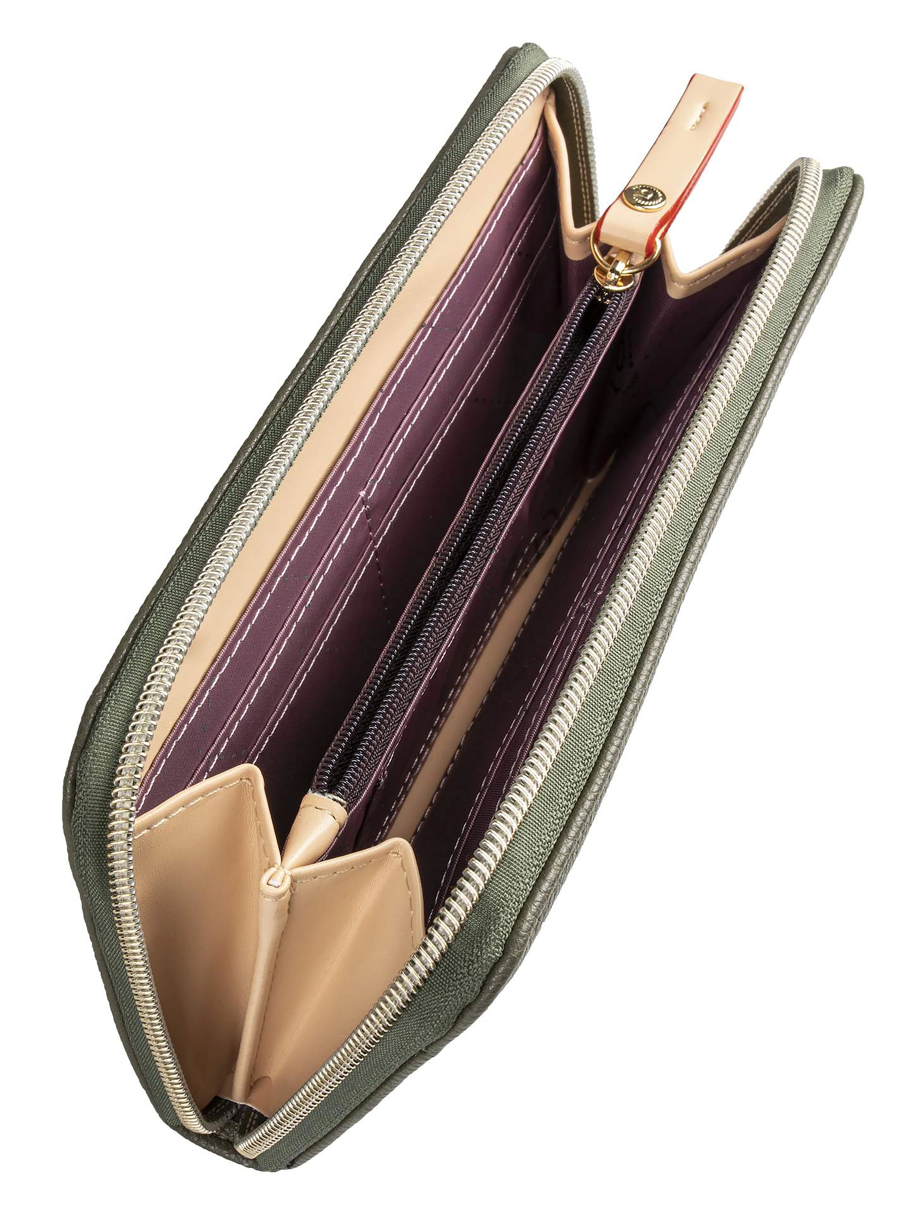 Grüne bugatti Geldbörse mit Reißverschluss, Innenfächer in Beige und Lila.