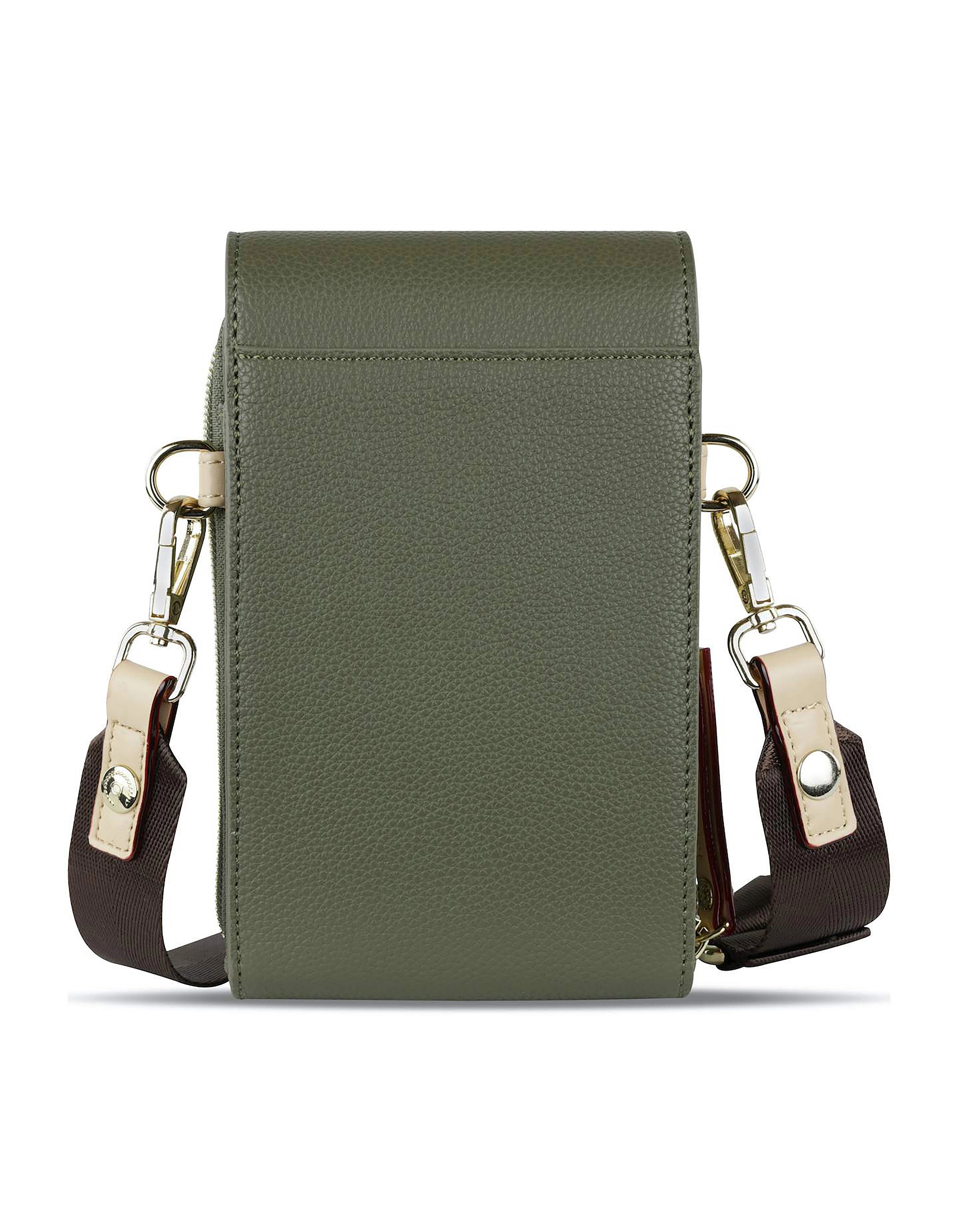 Grüne bugatti Schultertasche mit verstellbarem Riemen, Detailansicht.