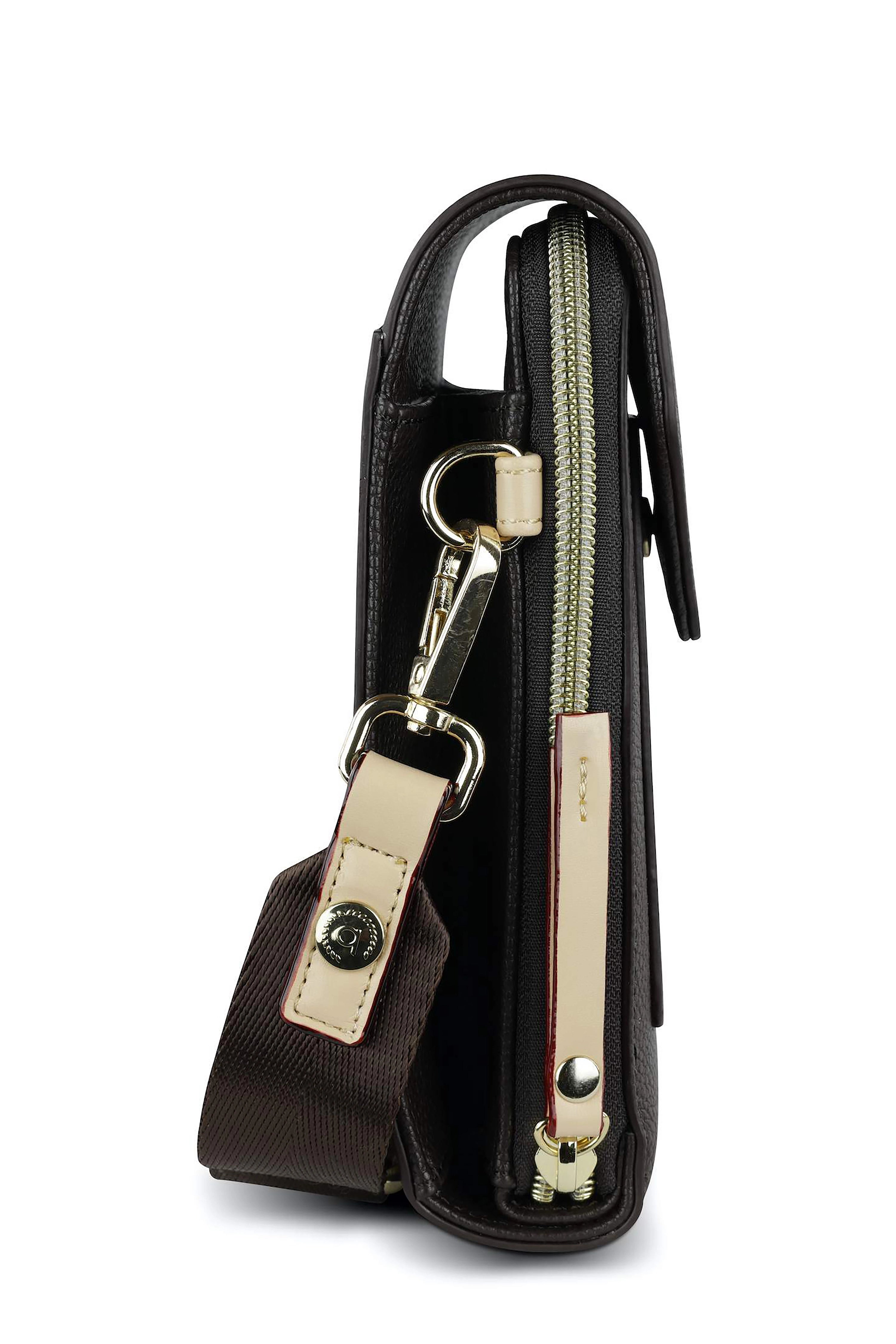 bugatti Tasche seitlich, braun mit cremefarbenem Riemen und goldenen Details, Detailaufnahme.