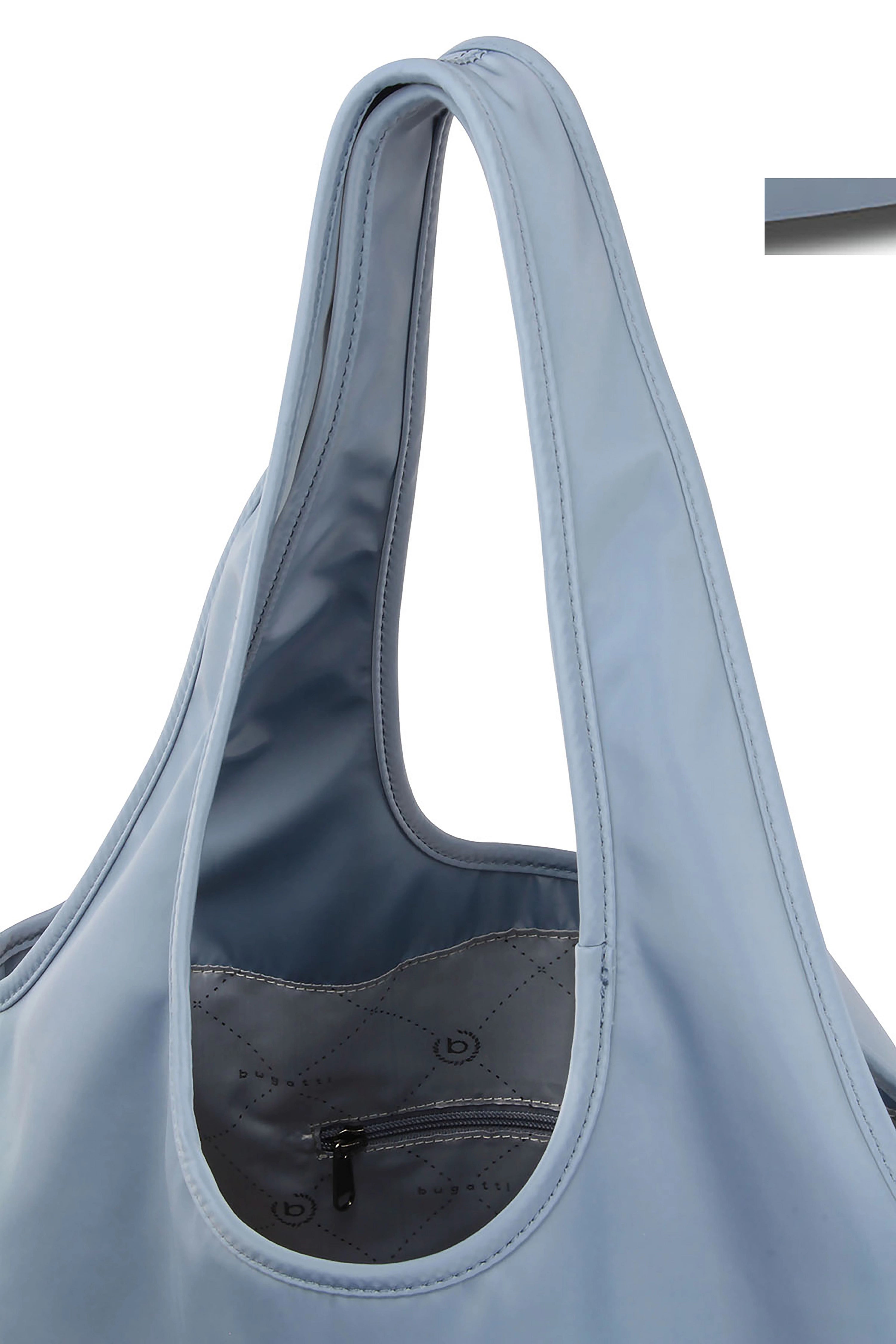 Hellblaue bugatti-Tasche mit Innenfach. Büstenbild. Minimalistisches, elegantes Design.