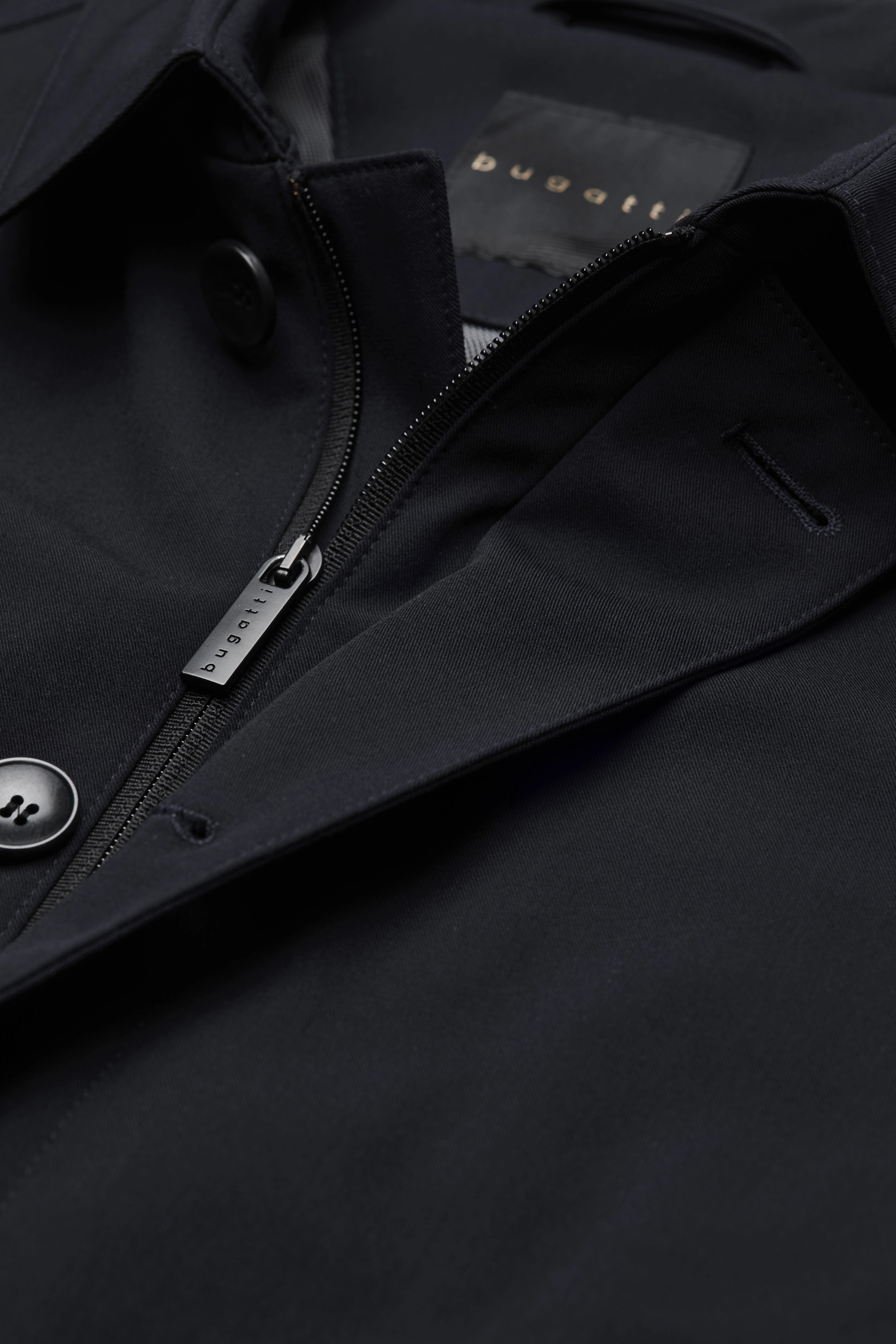 bugatti Mantel in dunkelblau, Detailaufnahme mit Reißverschluss und Knopf.