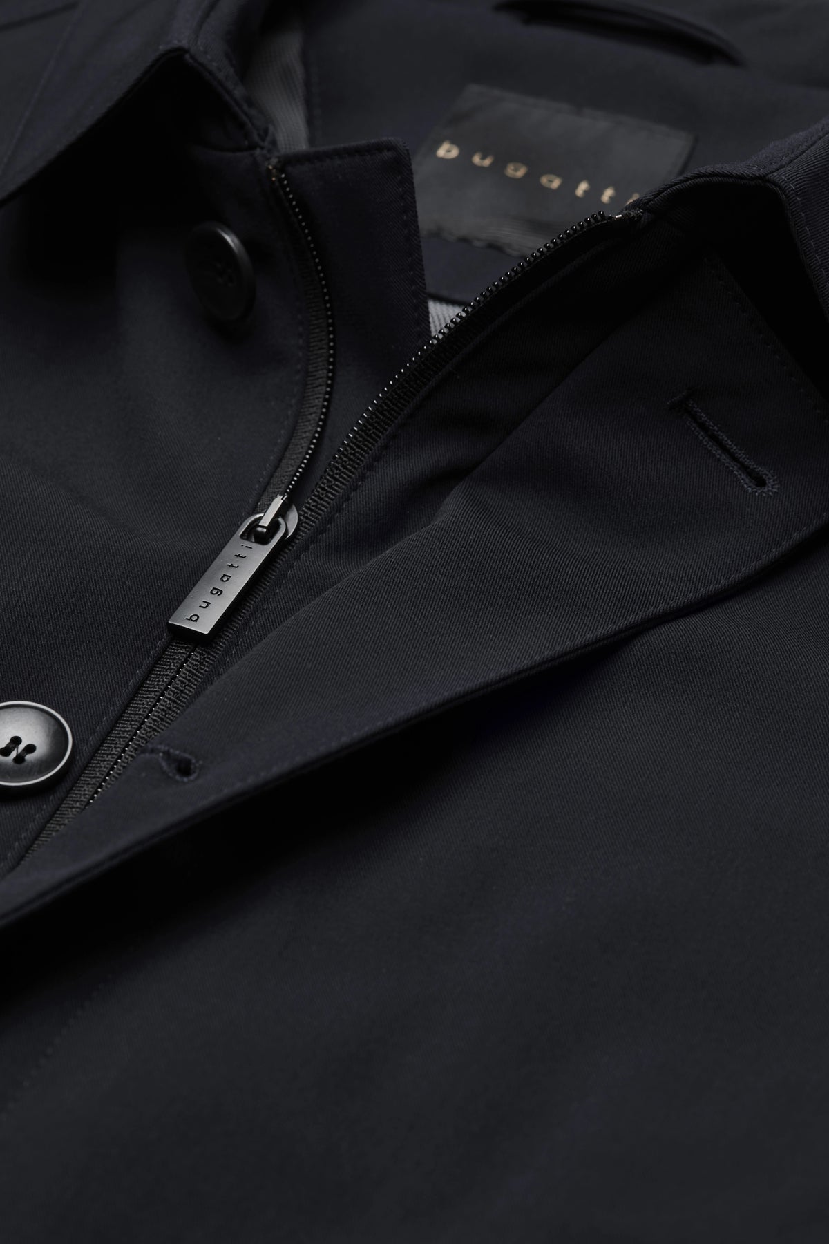 bugatti coat in dark blue, close-up with zipper and button.