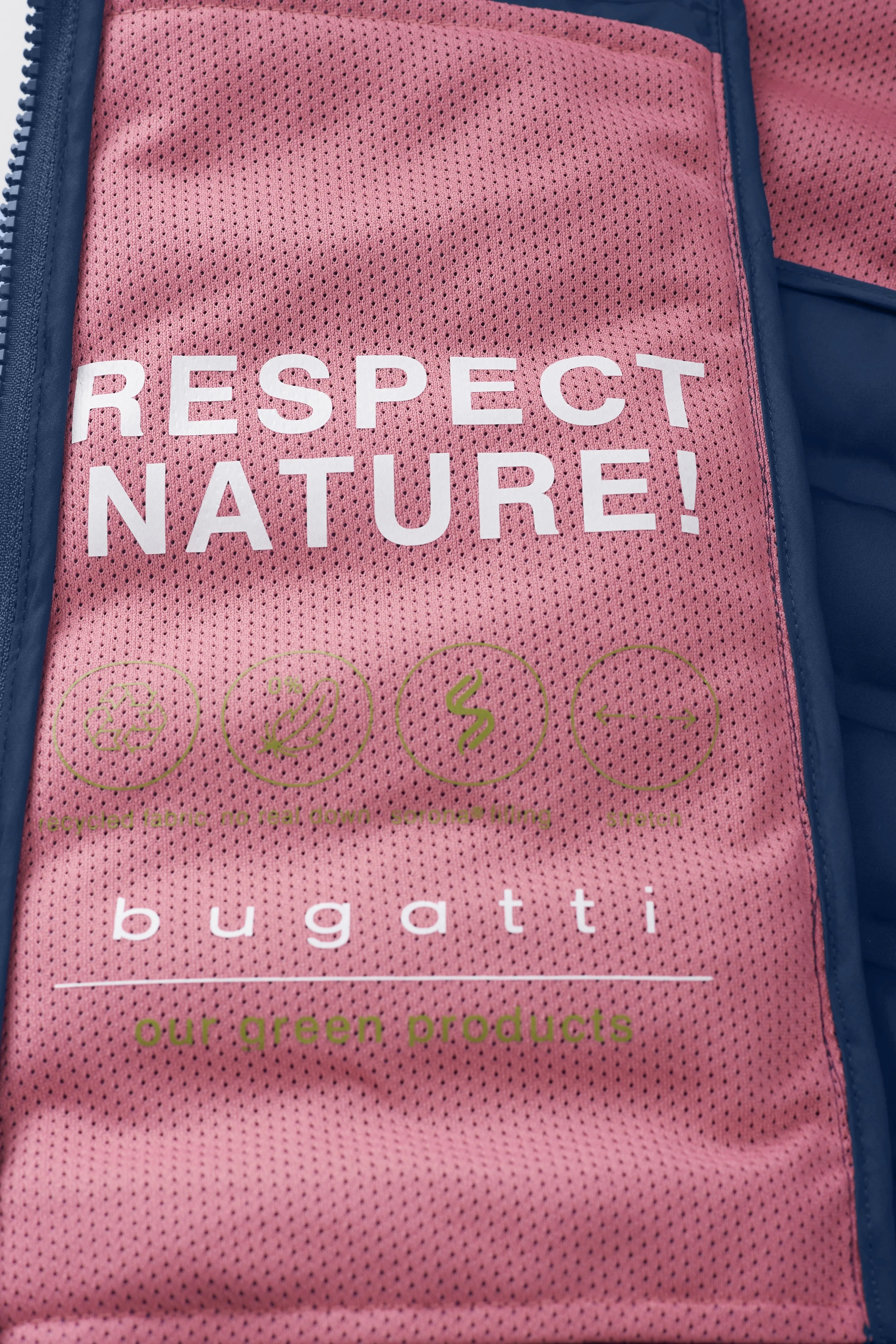 bugatti Innenfutter in Rosa mit "Respect Nature!" Aufdruck und grünen Symbolen, Detailansicht.