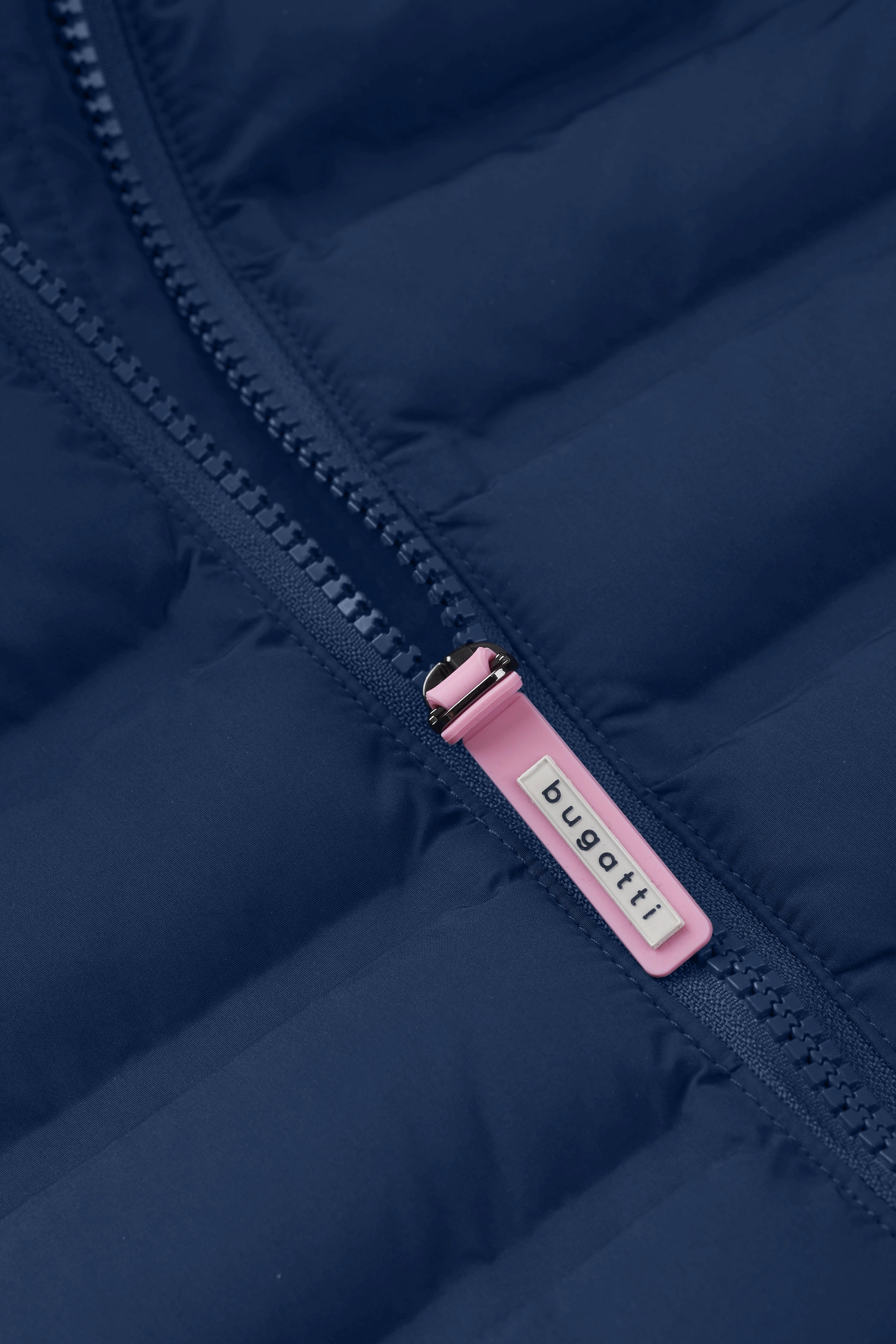 "bugatti dunkelblaue Steppjacke, Nahaufnahme des Reißverschlusses mit rosa Akzent, hochwertige Details."