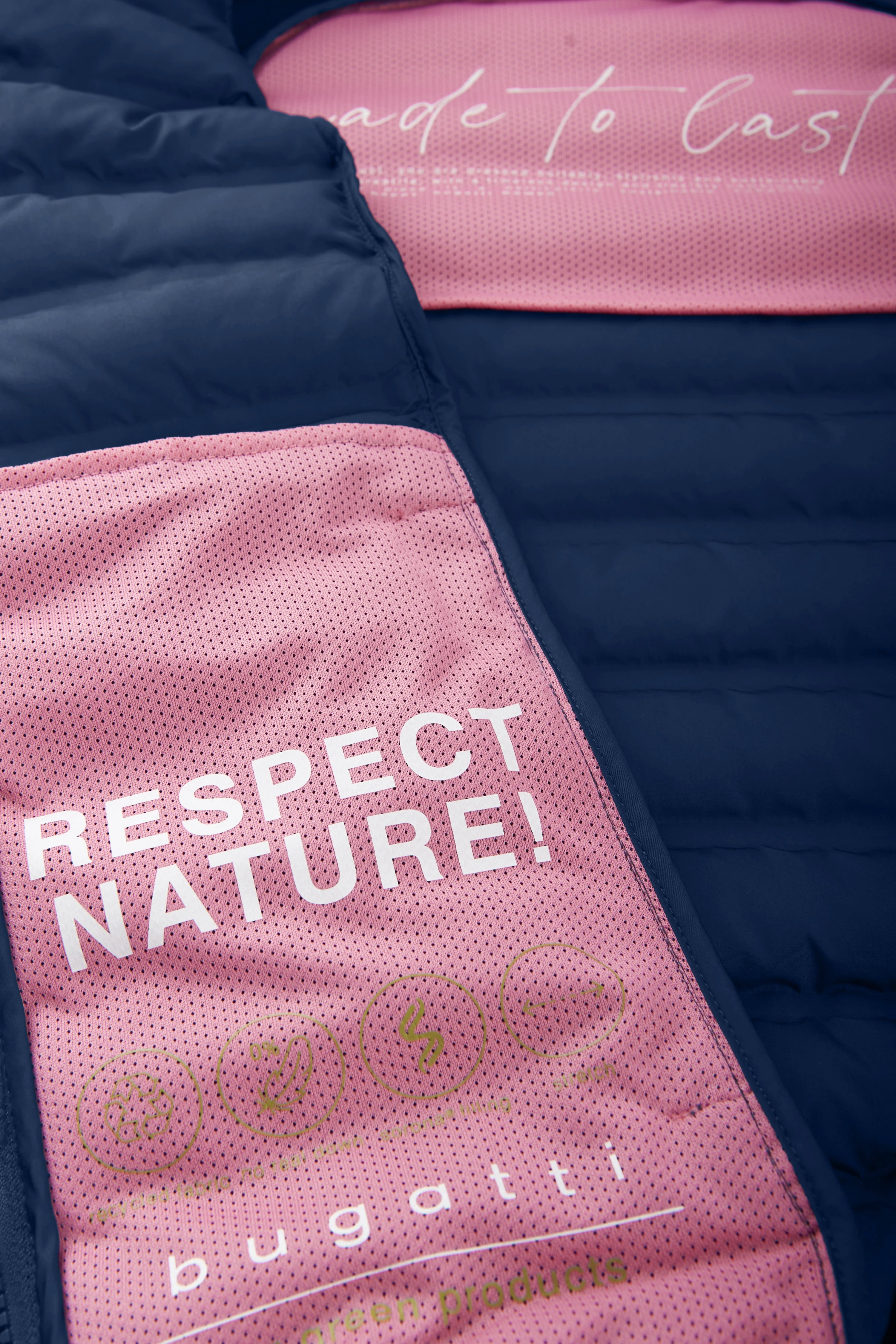 Blaues bugatti Steppjacke-Modelbild, Fokus auf Gesicht, entspannter Ausdruck.