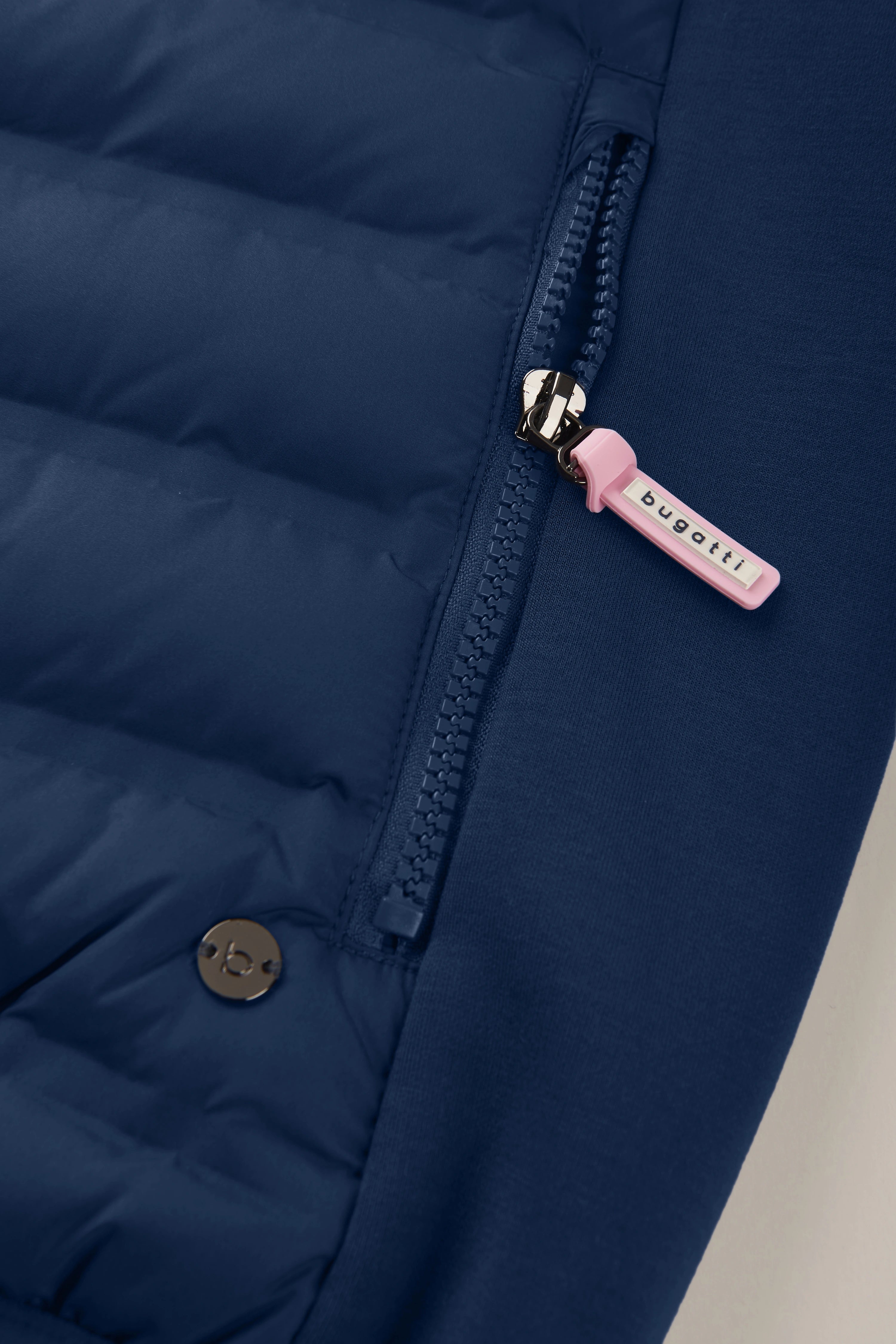 bugatti Jacke, Detailansicht, dunkelblau mit rosa Schriftzügen "Respect Nature".