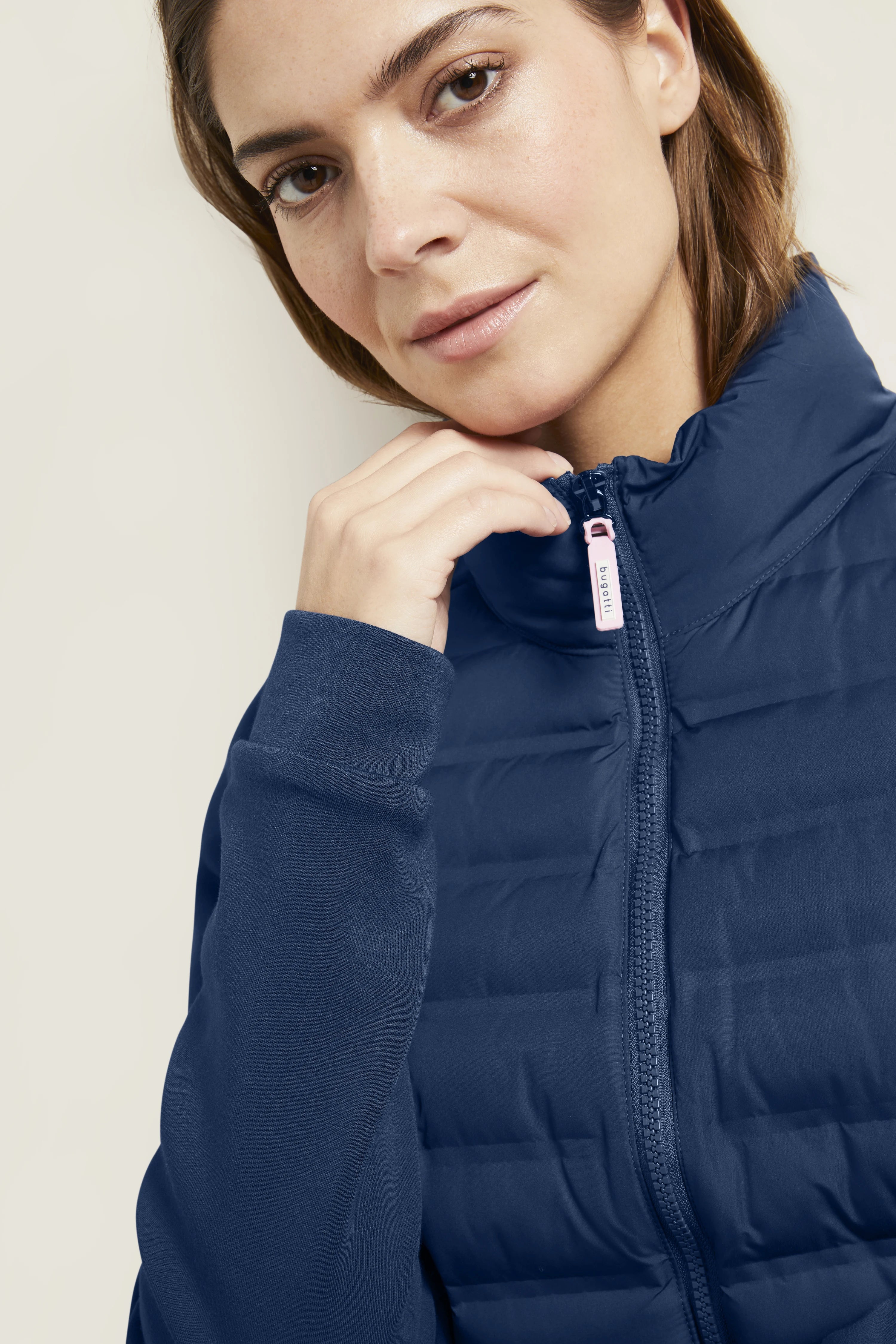 Blaues bugatti Büstenbild einer gesteppten Jacke mit Kragen, stilvoll und hochwertig.