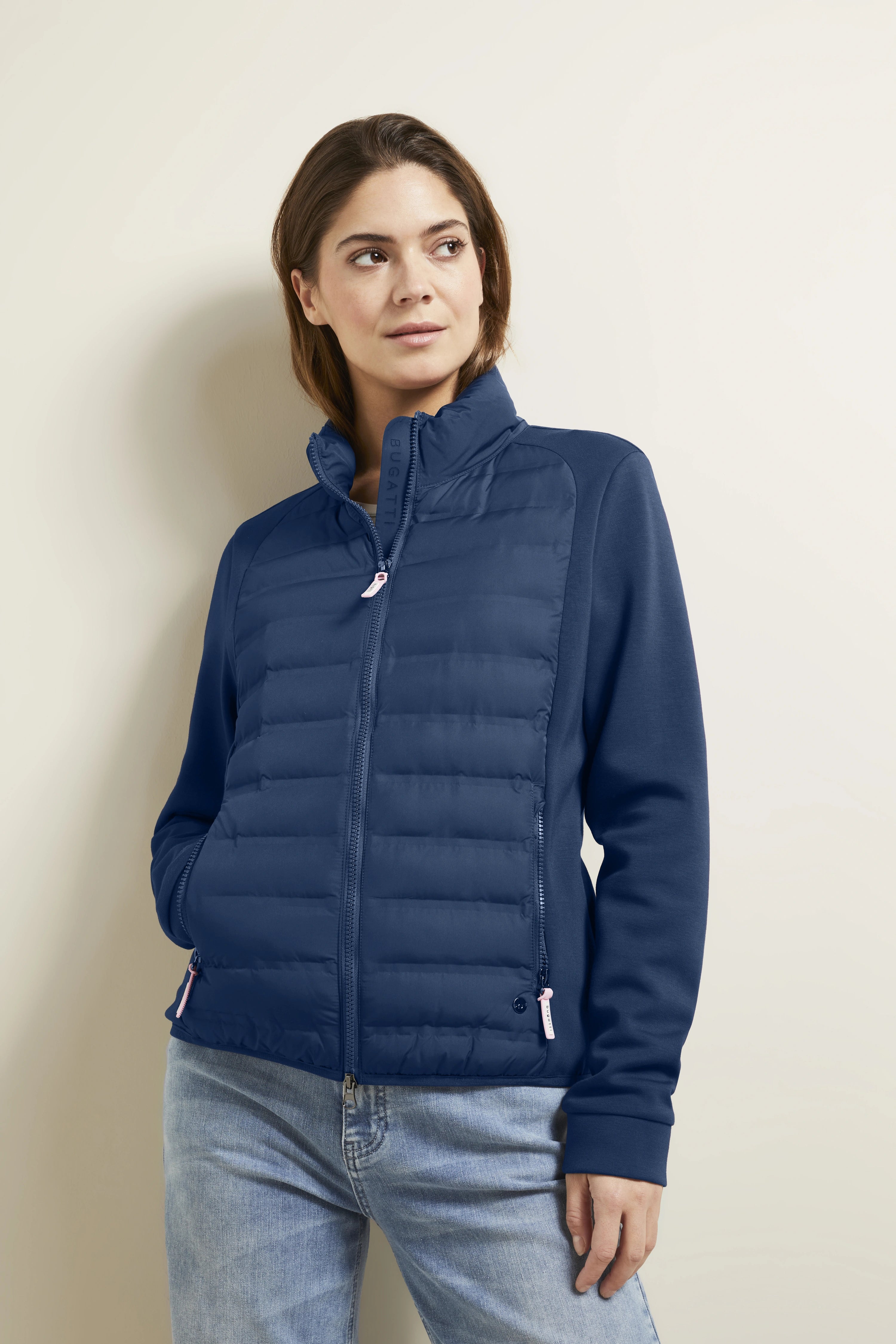 bugatti blauwe jas met doorgestikt ontwerp, model in ontspannen houding, gecombineerd met jeans.