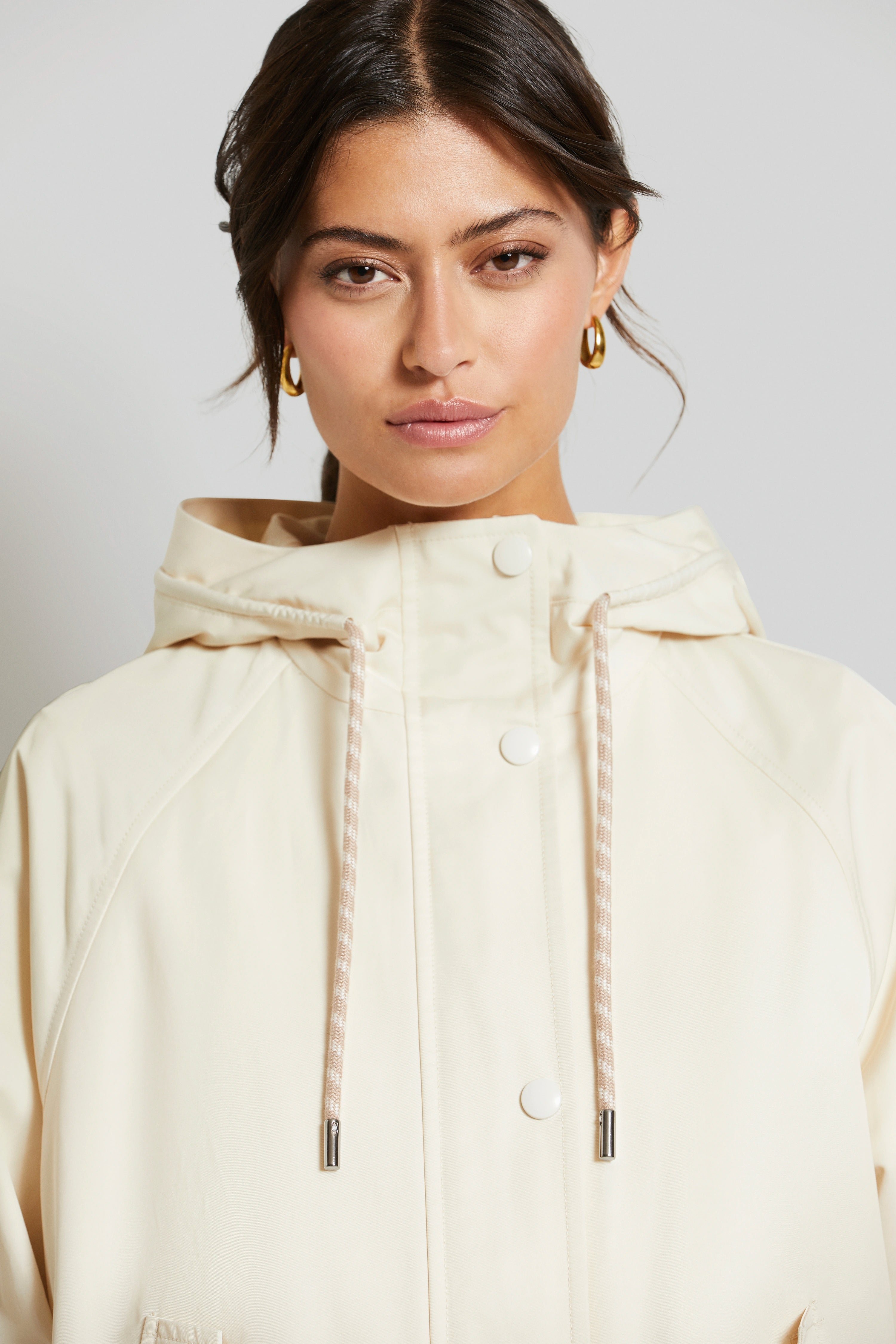 Weiße bugatti Jacke mit Kapuze, Rückansicht, legeres Büstenbild.