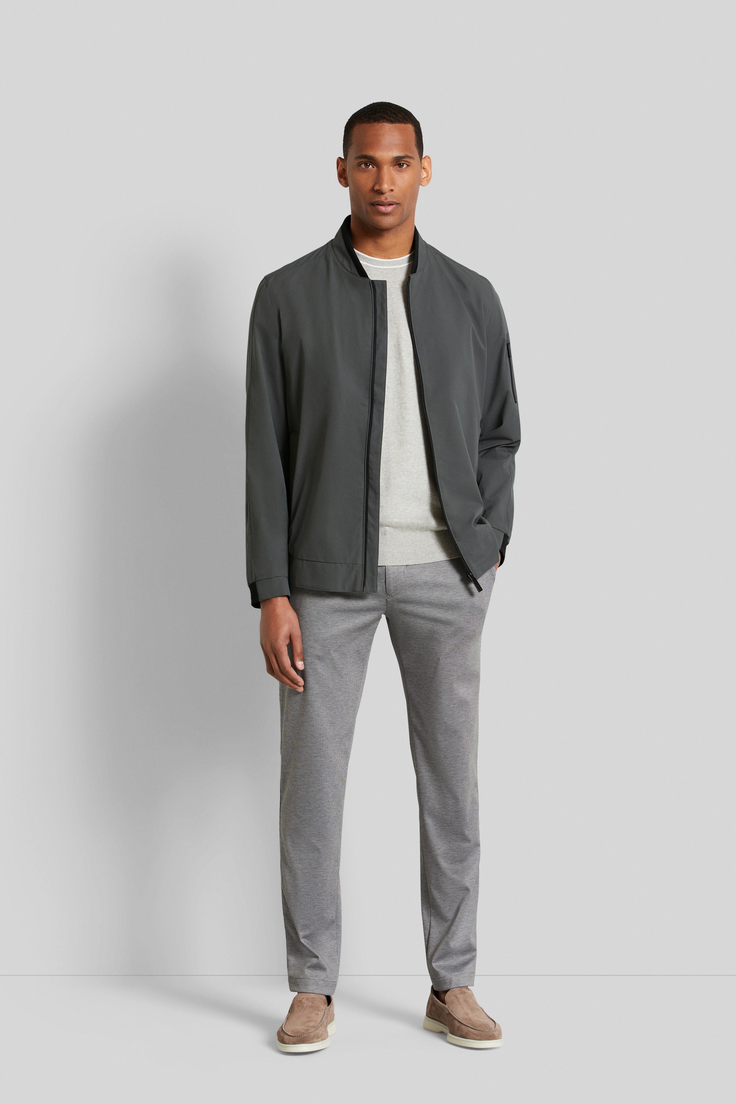 Graue Jacke, helles Shirt, gemusterte Hose