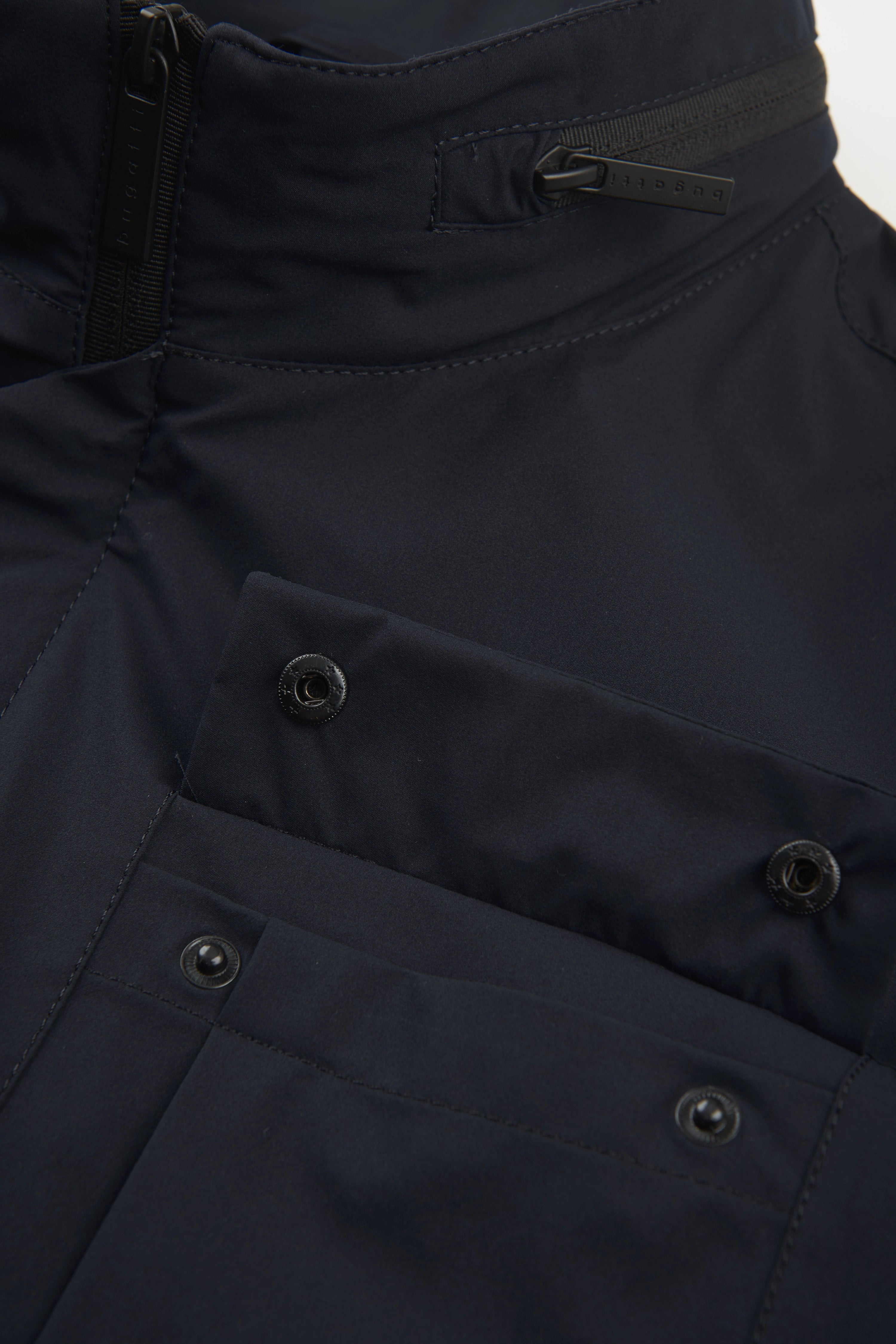Navy bugatti Jacke mit Reißverschluss und Knöpfen, Detailaufnahme, elegantes Design.