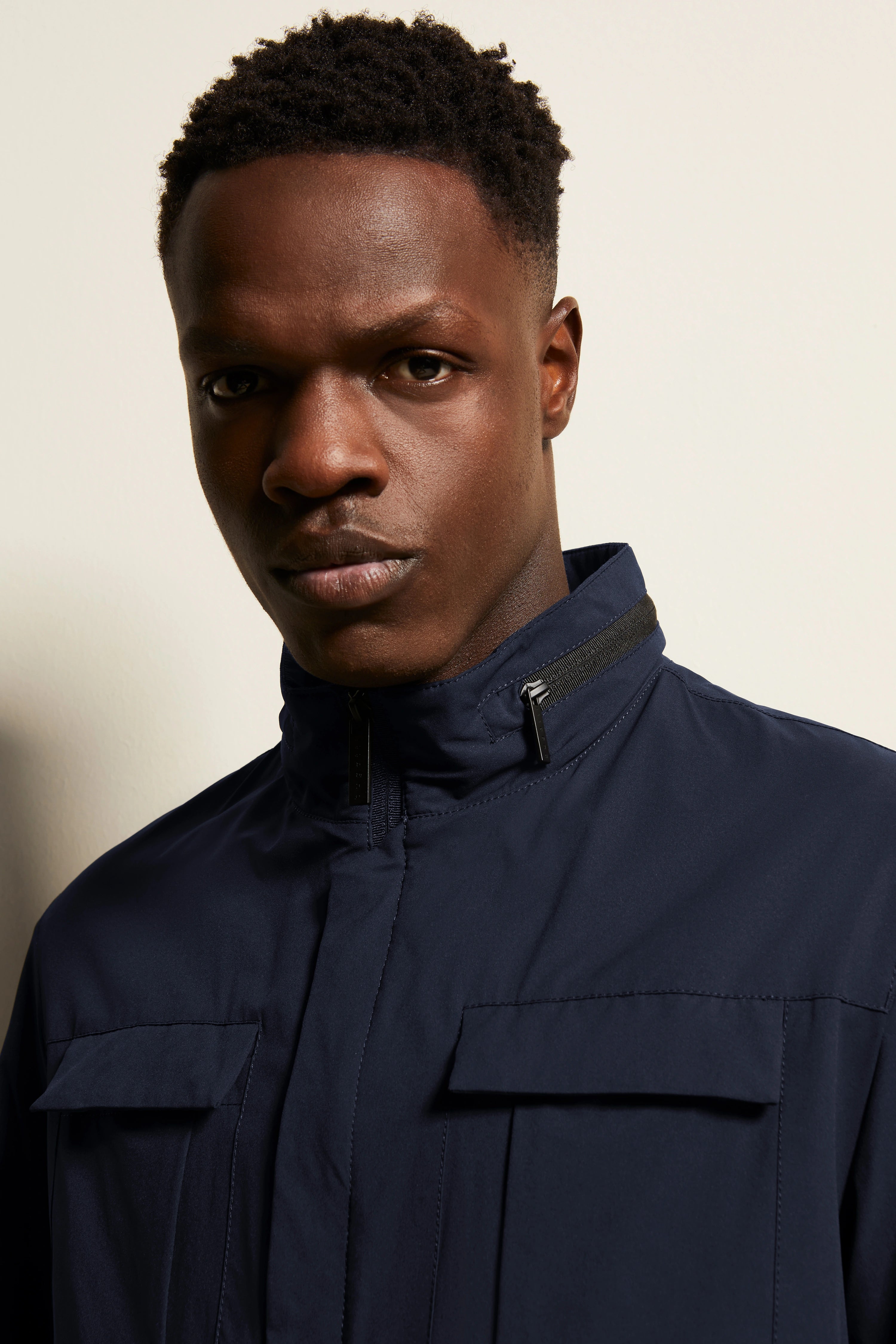 Dunkelblaue bugatti-Jacke aus hochwertigem Material, Modelbild, ernstes Posing.
