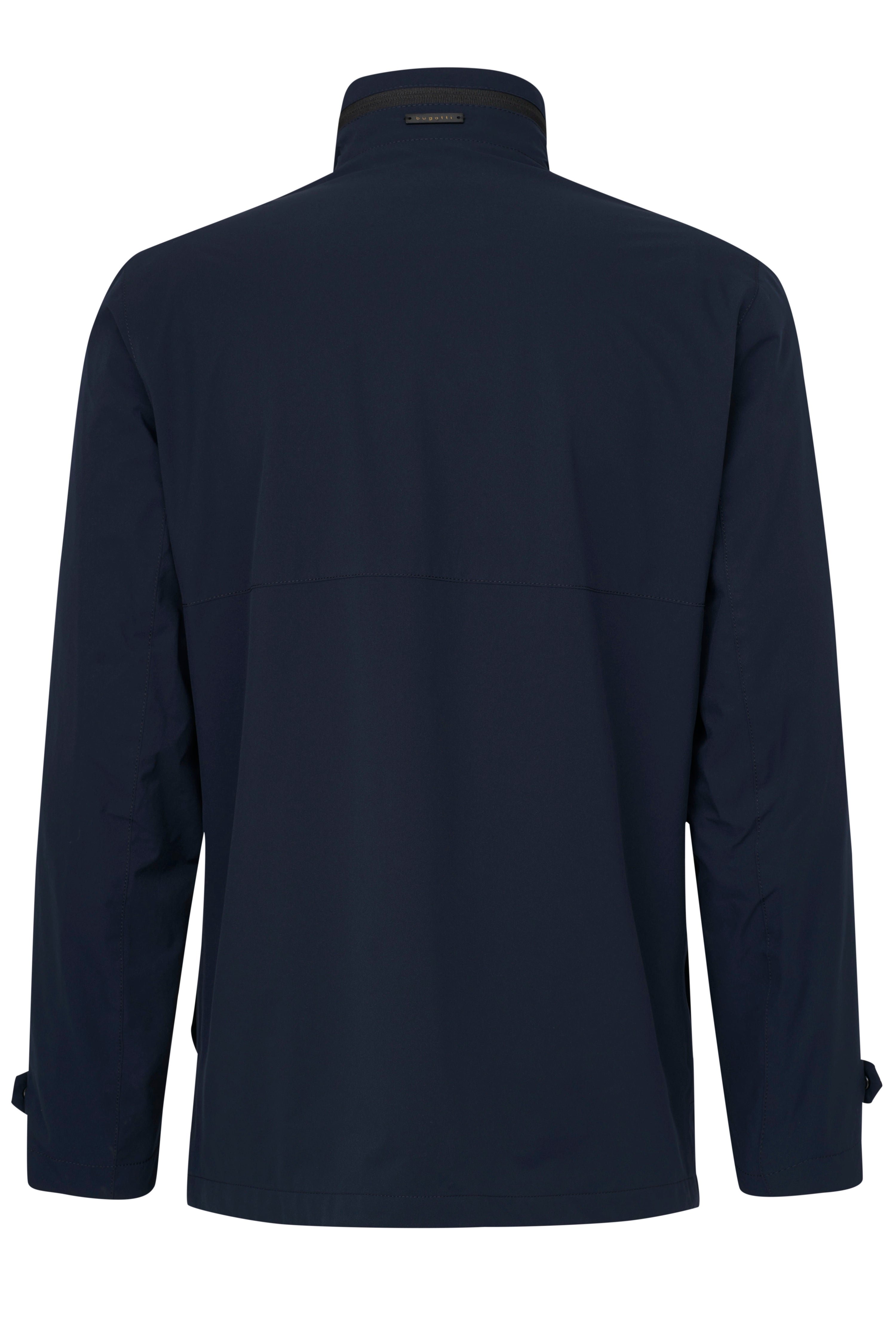 Dunkelblaue bugatti Jacke, Rückenansicht, legeres Büstenbild, stilvoll und zeitlos.