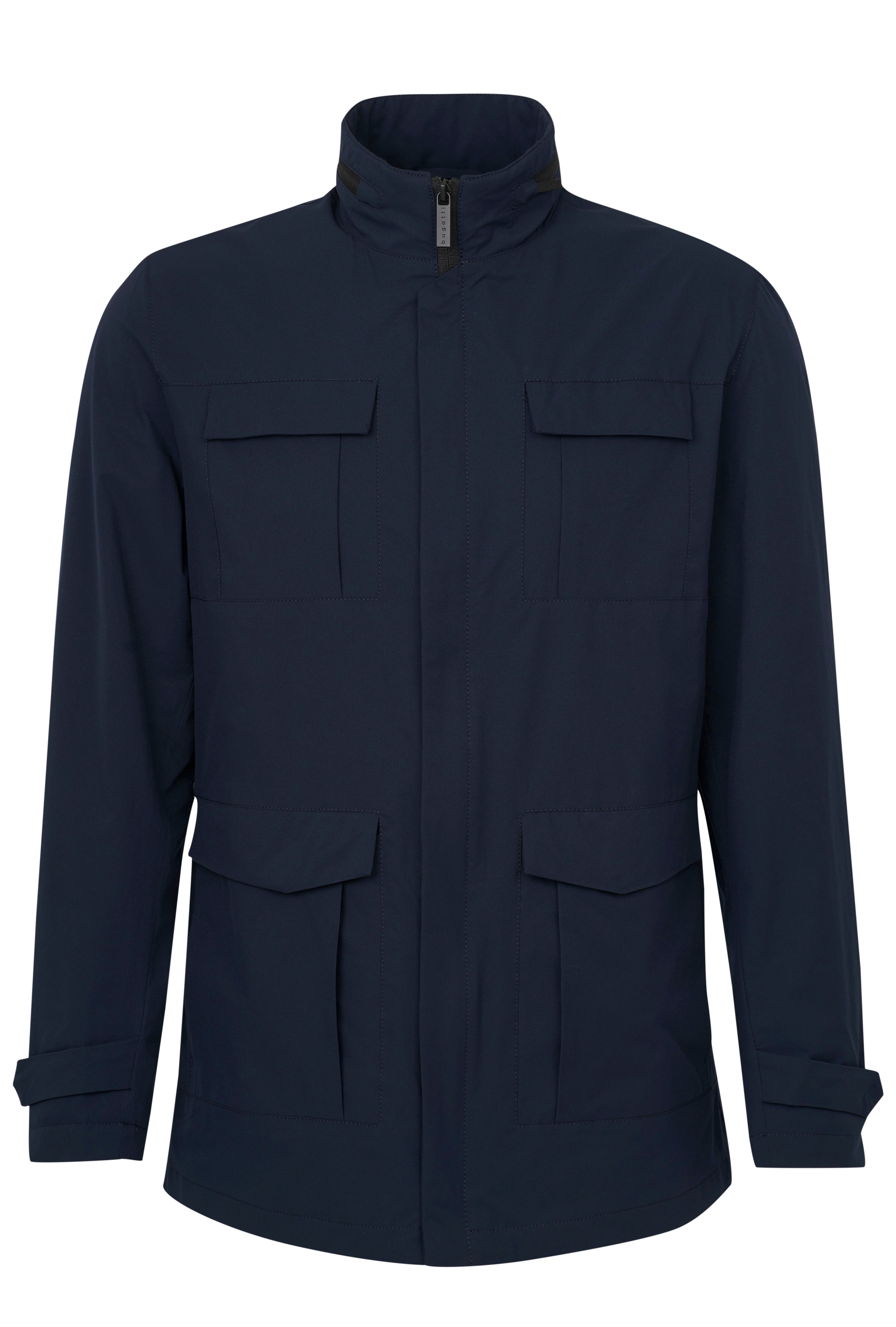 Dunkelblaue bugatti Jacke mit Stehkragen und vier Taschen, legeres Büstenbild.